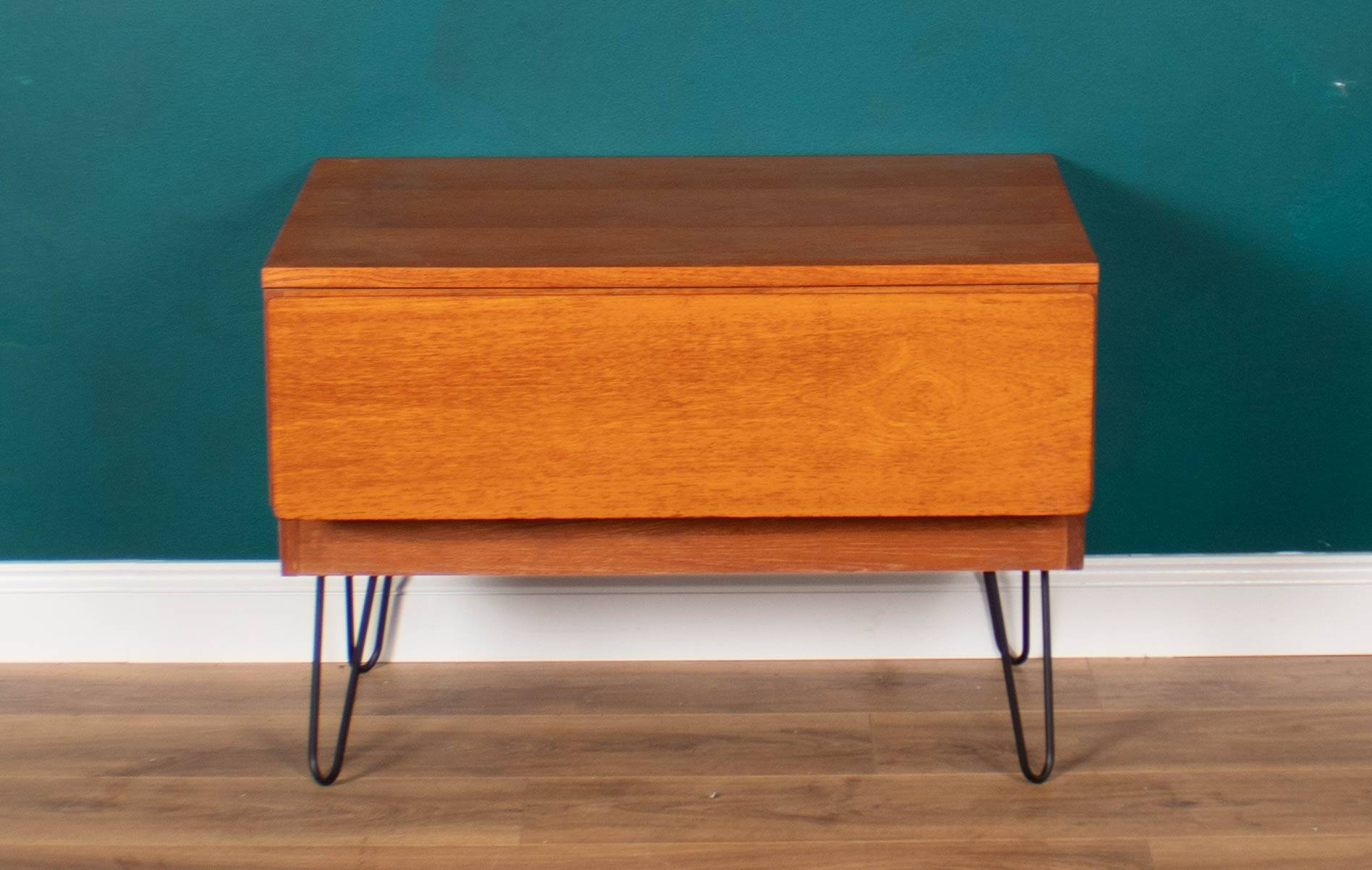 Table de lampe d'appoint console Tapley rétro en teck des années 1960 avec tiroir