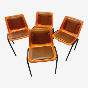 Chaises coques plastique orange assises et dossiers simili cuir