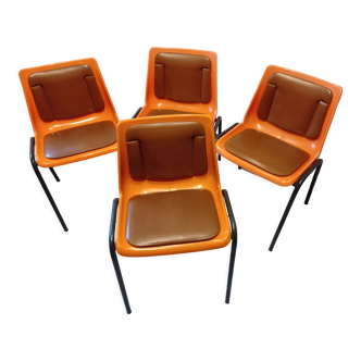 Chaises coques plastique orange assises et dossiers simili cuir