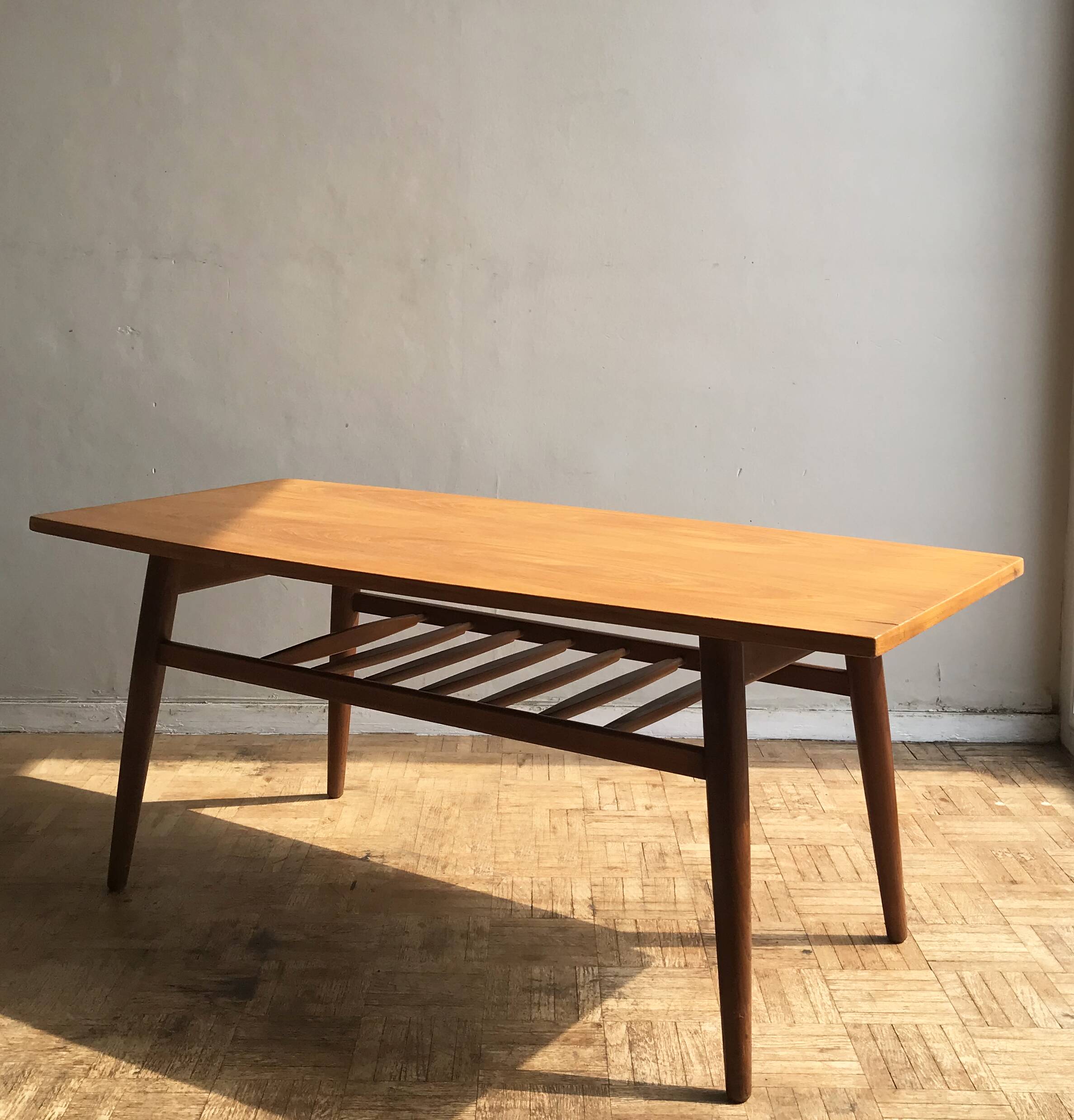 Table basse en teck clair, édition anglaise des années 1960