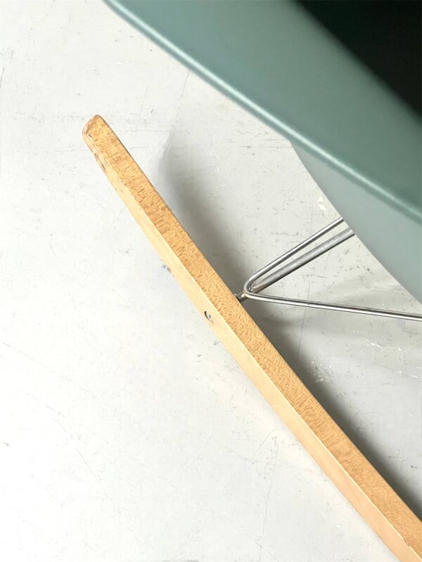 Fauteuil rocking chair design Eames Plastic Armchair RE RAR, edition vitra