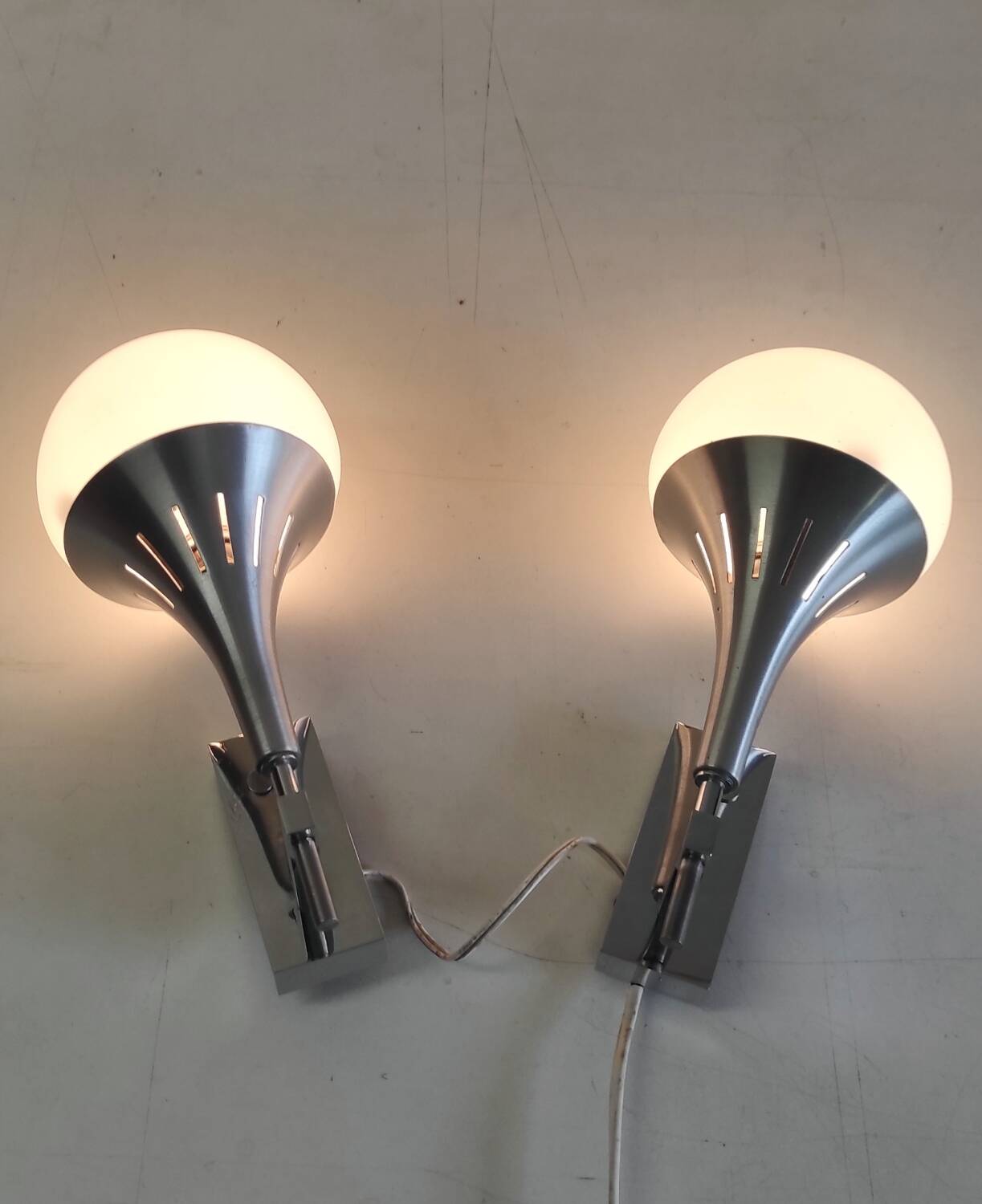 Appliques tulipes en métal et verre - années 60/70