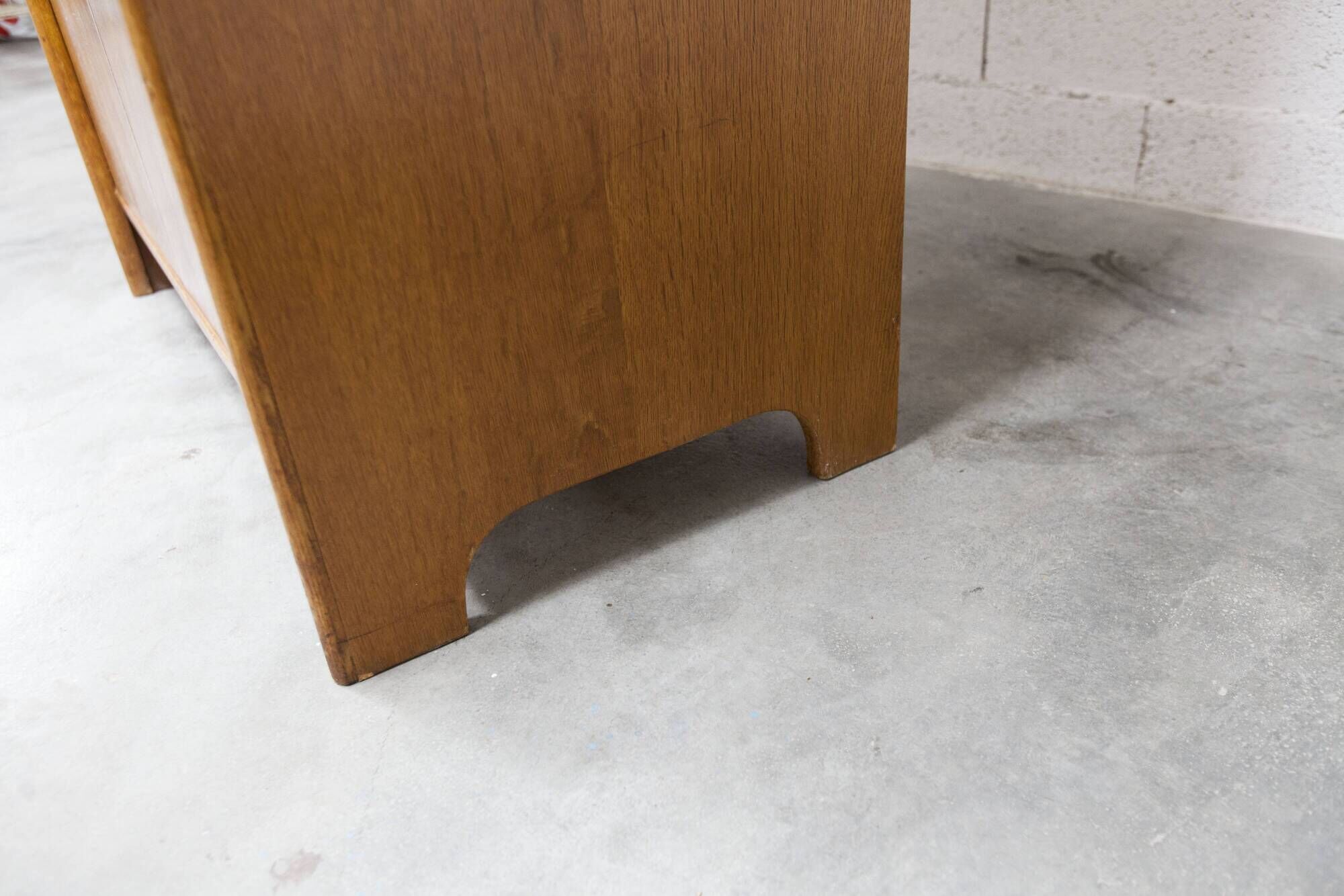 1950s Mid-Century Modern oak wardrobe with 2 doors and 2 drawers.