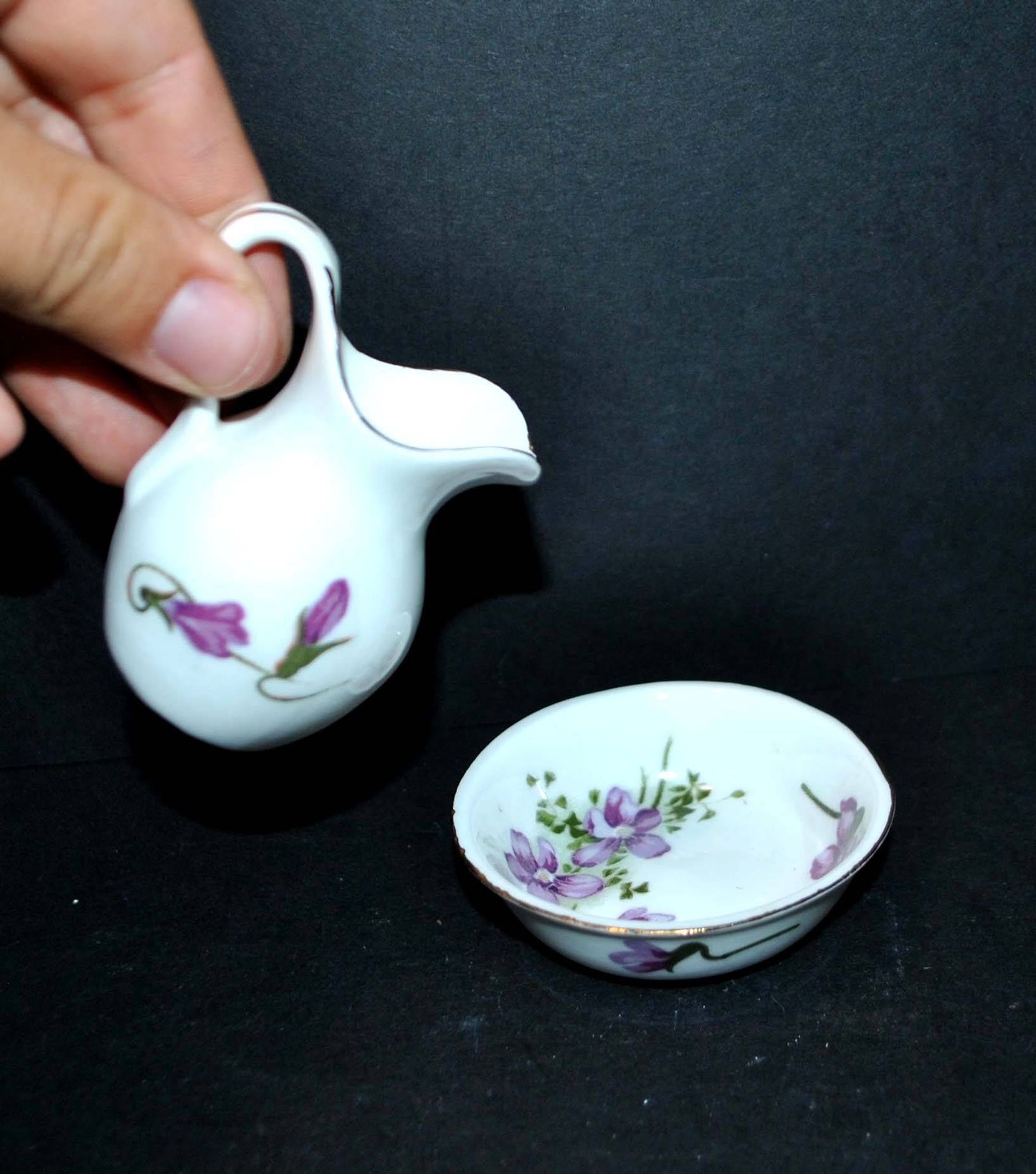 Miniature porcelain pitcher and toilet basin with violet flower decoration - Dinette Dollhouse