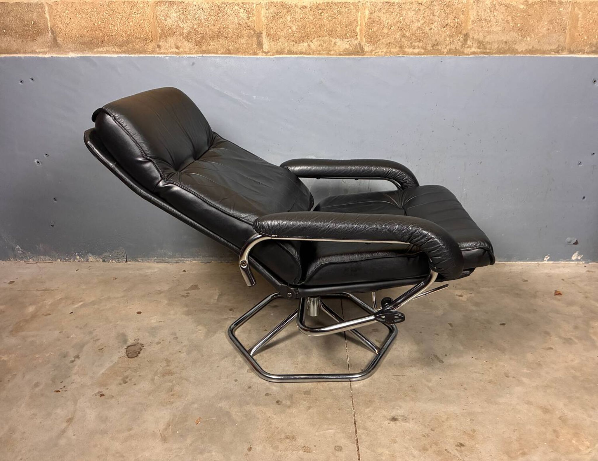 Chrome leather footrest in Danish design by Unico