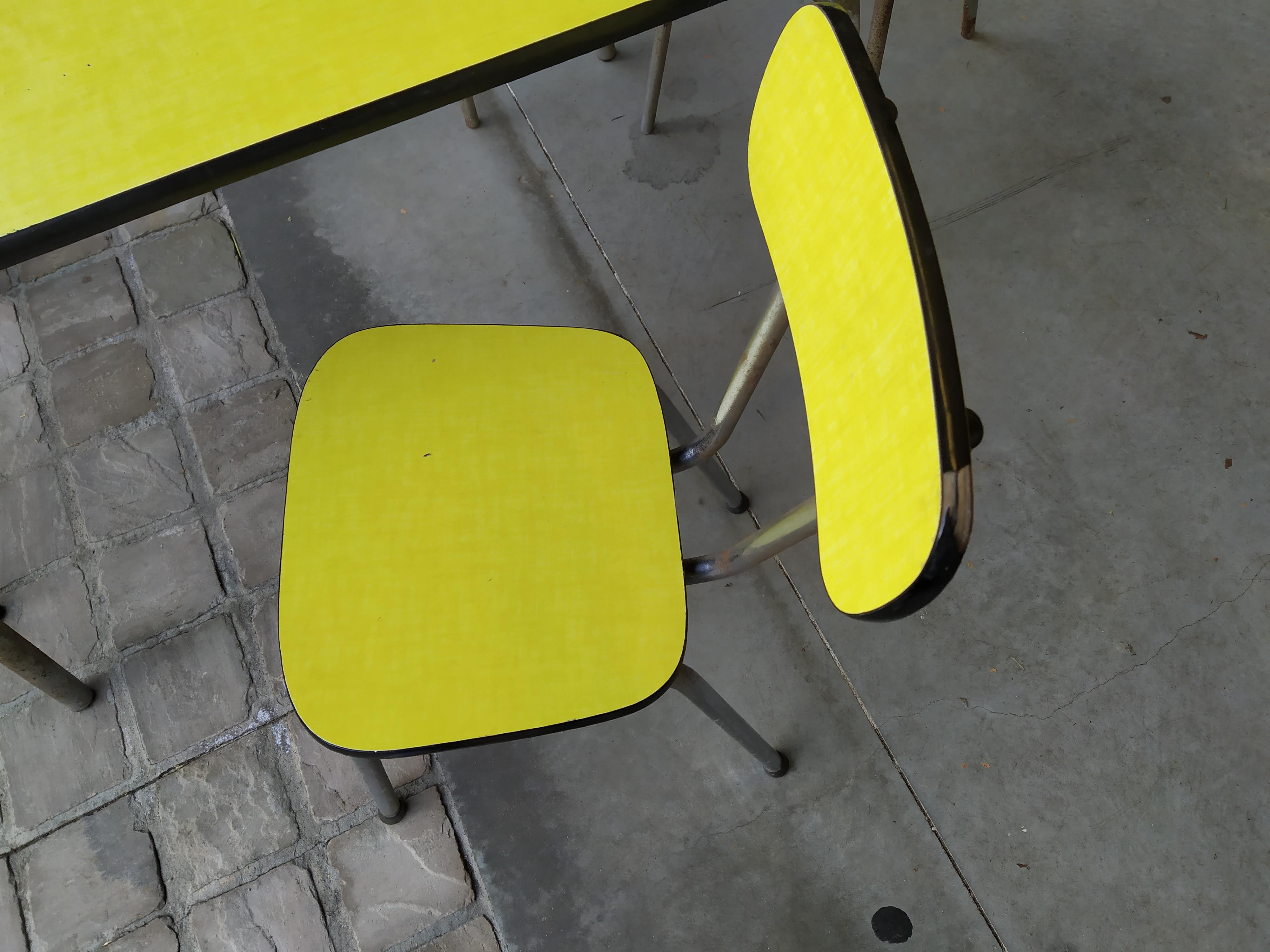 Table and chairs in 50s formica