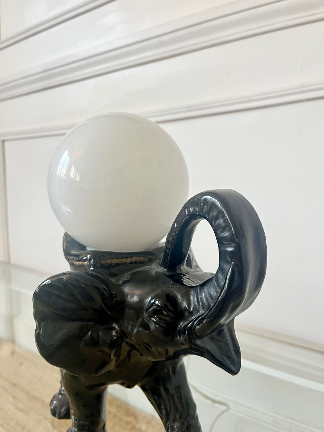 Lampe en forme d’éléphant et globe en opaline, 60-70