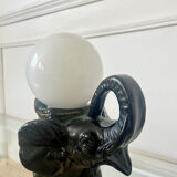 Lampe en forme d’éléphant et globe en opaline, 60-70