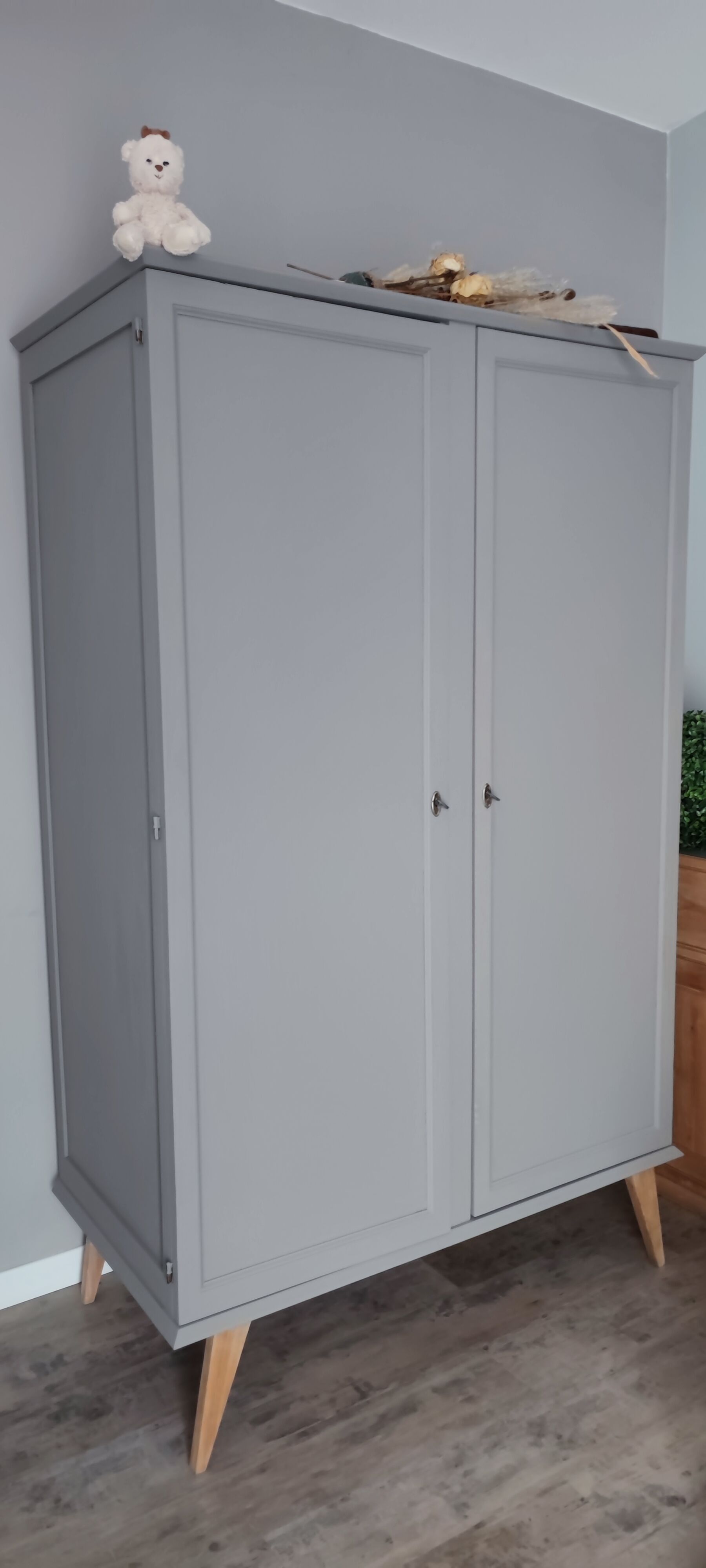 Wardrobe feet compass year 70