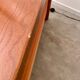 Ancienne commode 3 tiroirs en orme massif design années 70 brutaliste