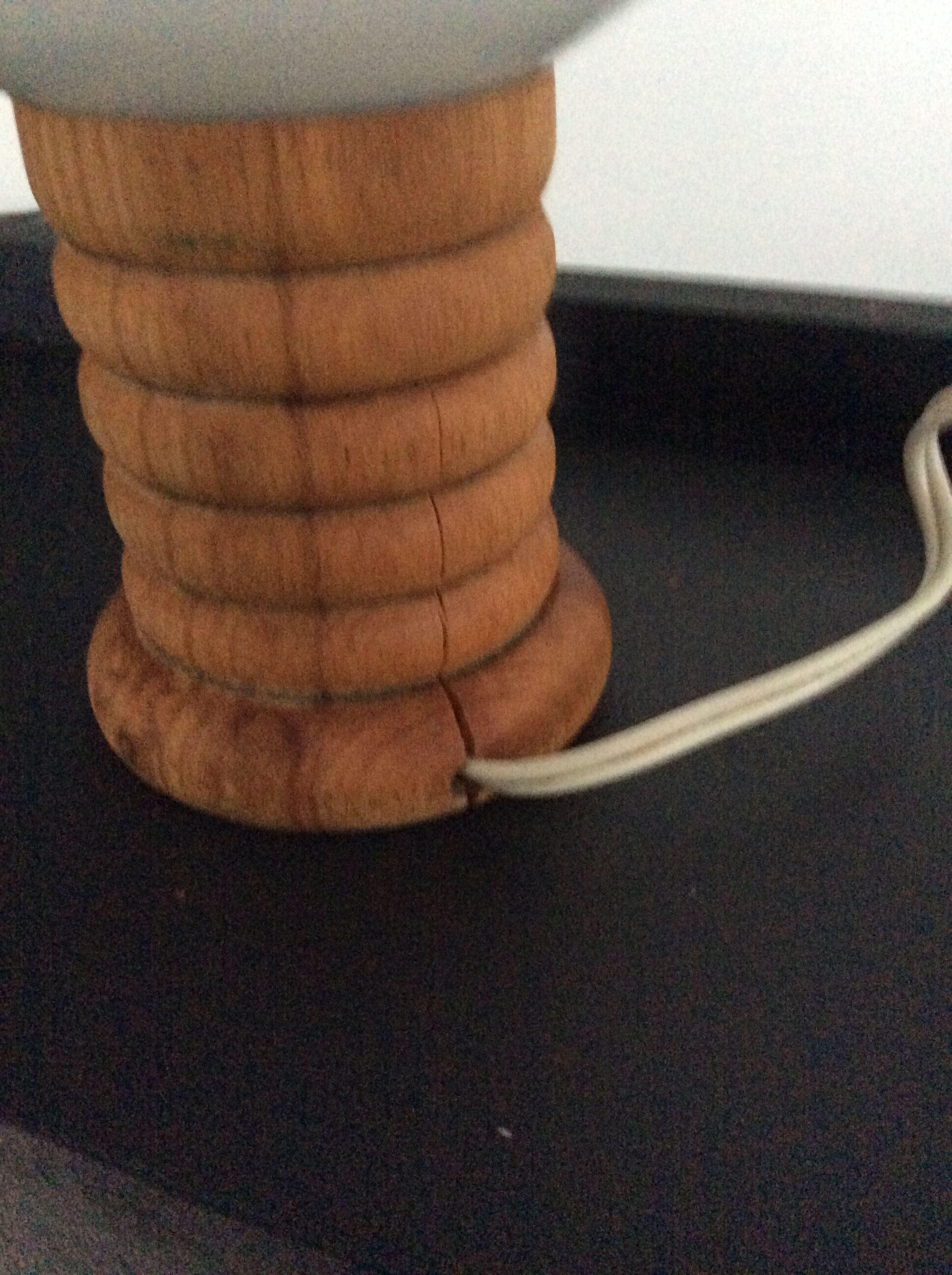 Lampe scandinave vintage en bois et opaline
