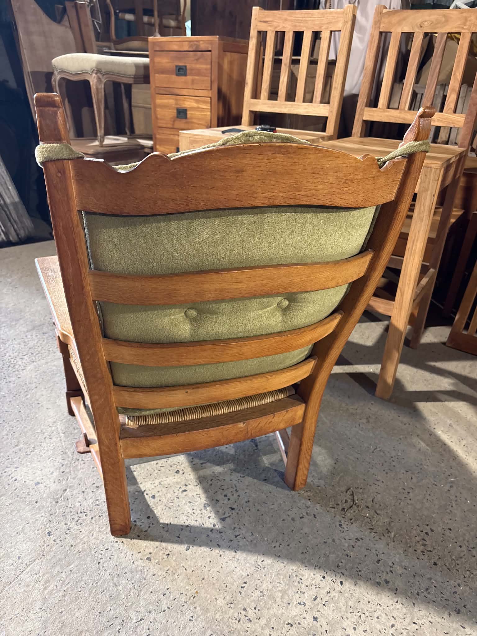 Fauteuil vintage bois et velours vert olive