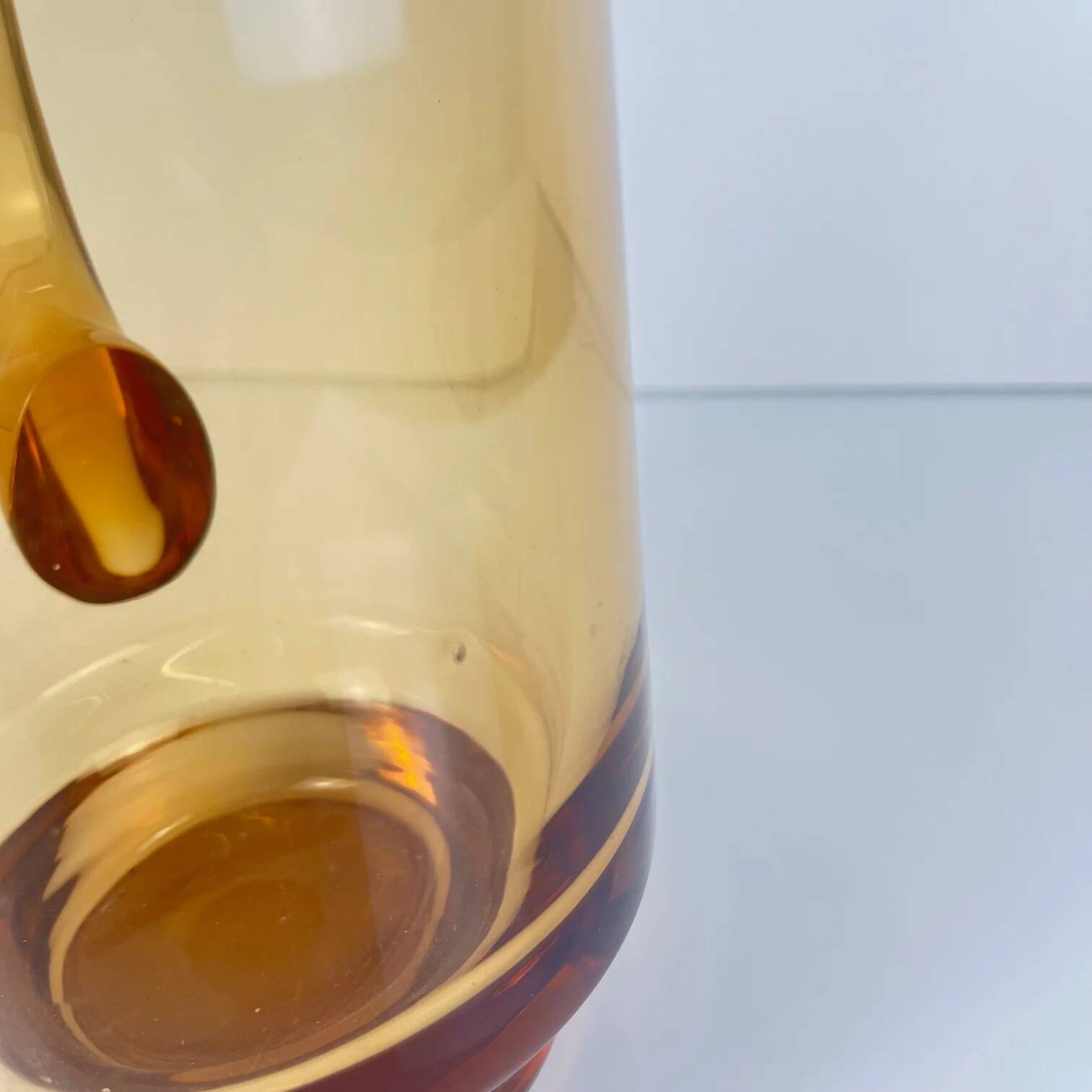 Pichet en verre soufflé ambré