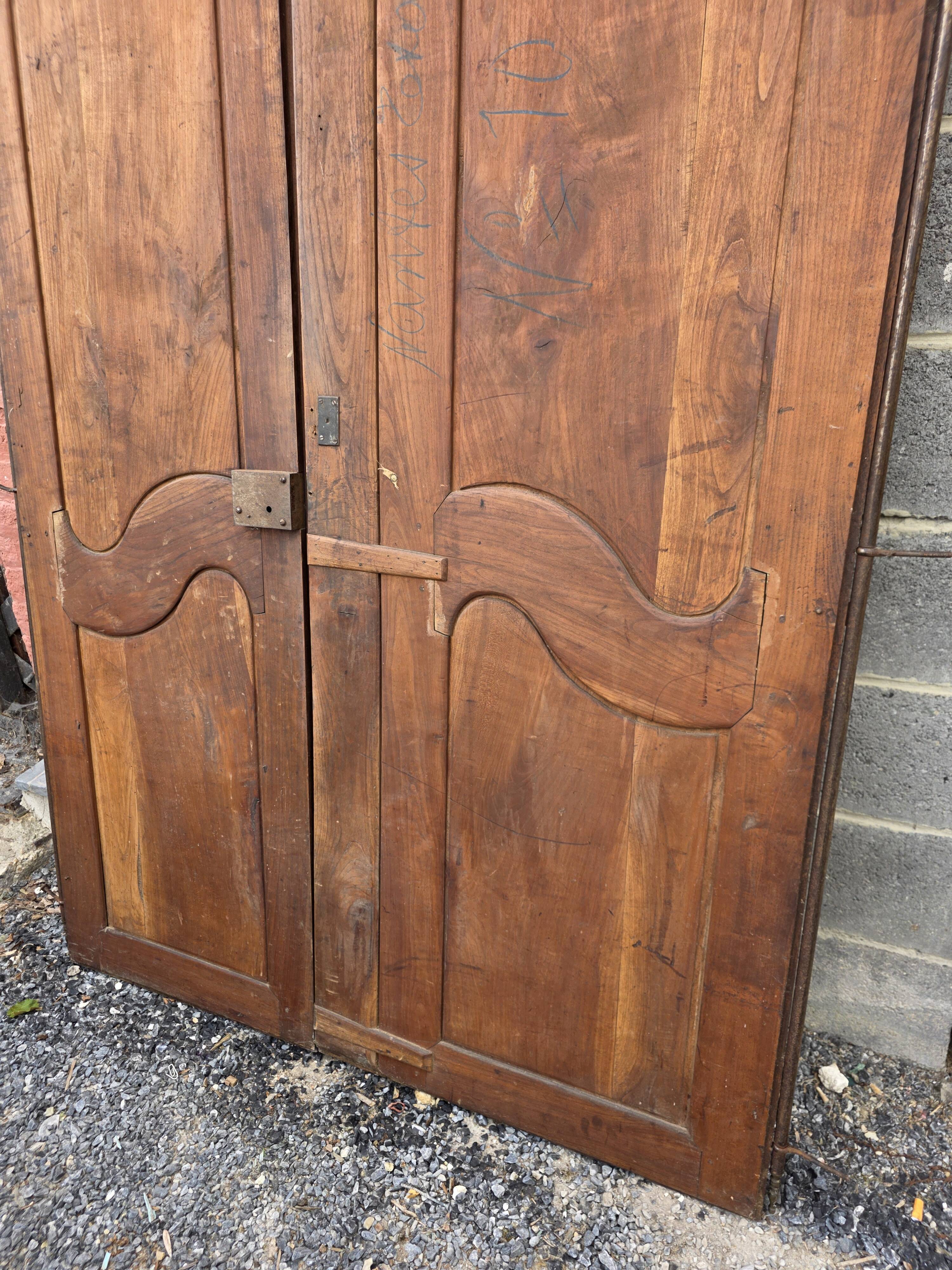Paire de portes de placard style Louis XV en merisier massif