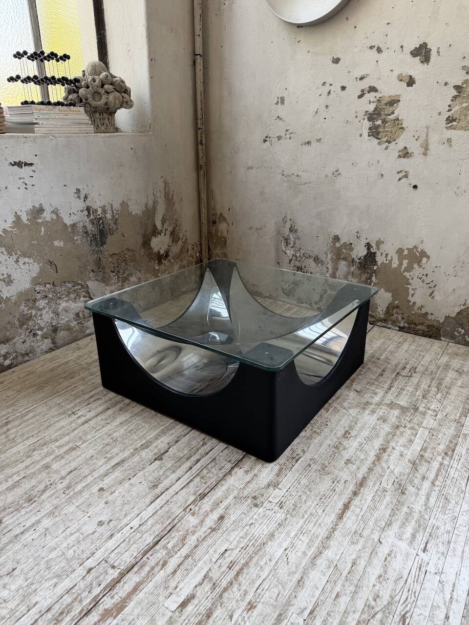 Table basse socle moulé et chrome, années 70