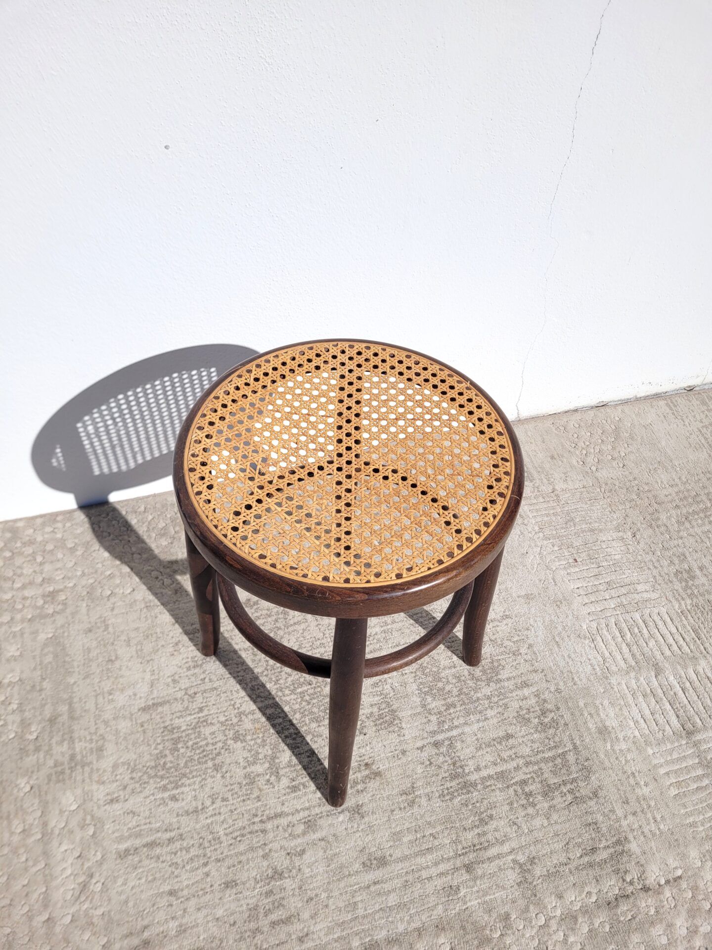 Tabouret bas ancien en cannage et bois courbé