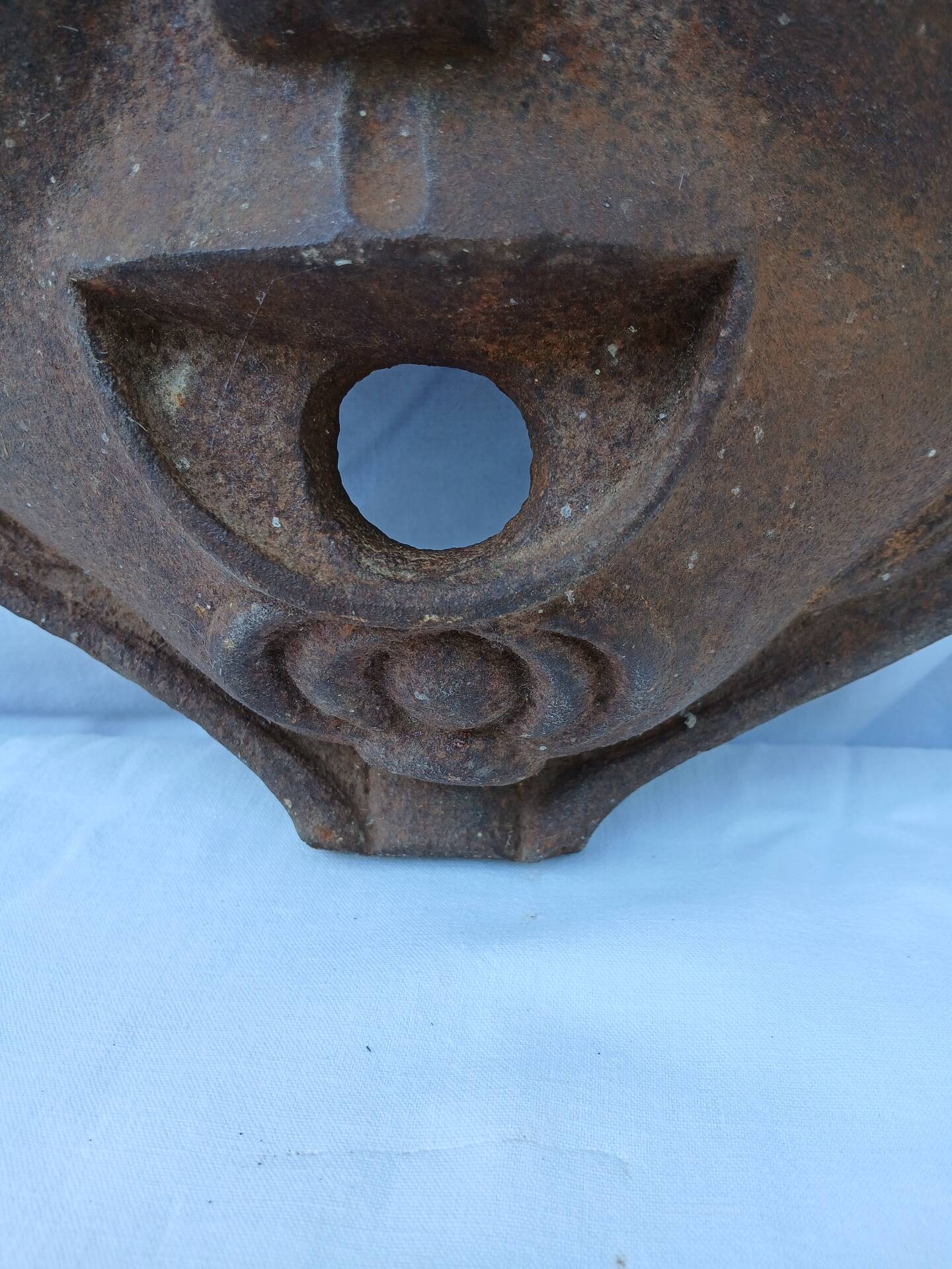 Cast iron face mask mascaron