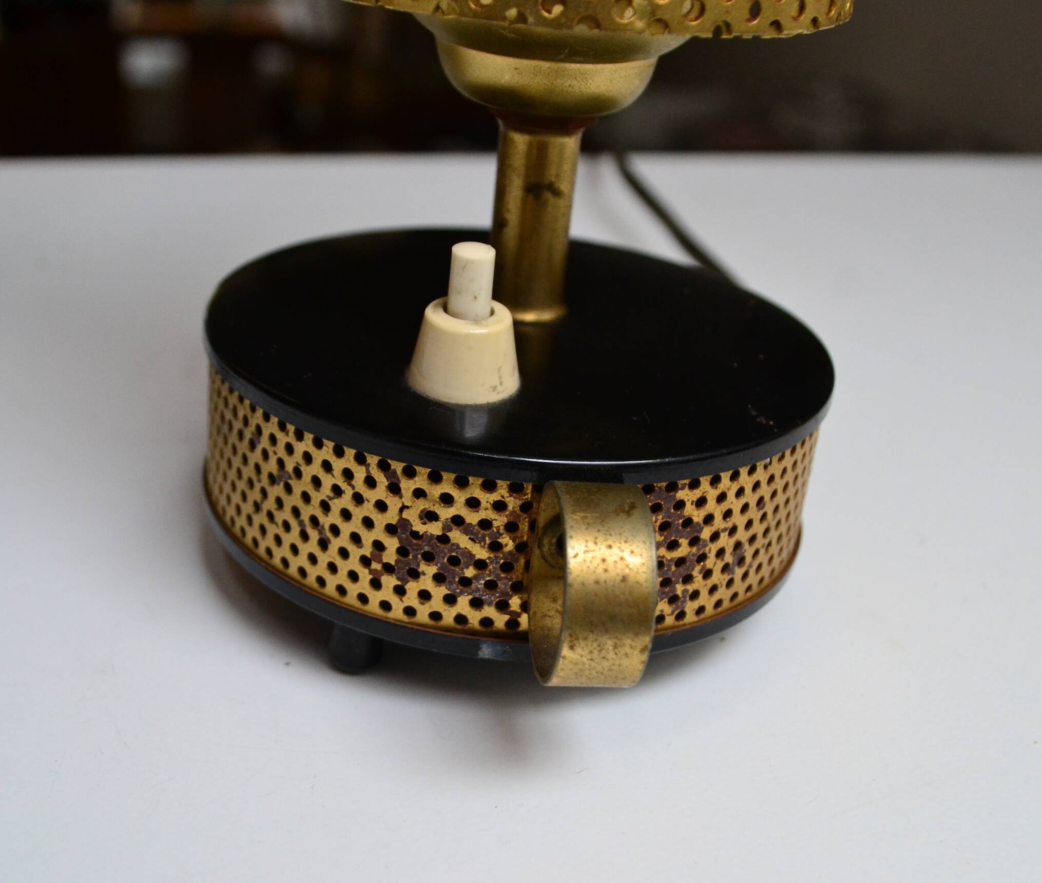 Paire de lampes métal perforé style Mategot années 50