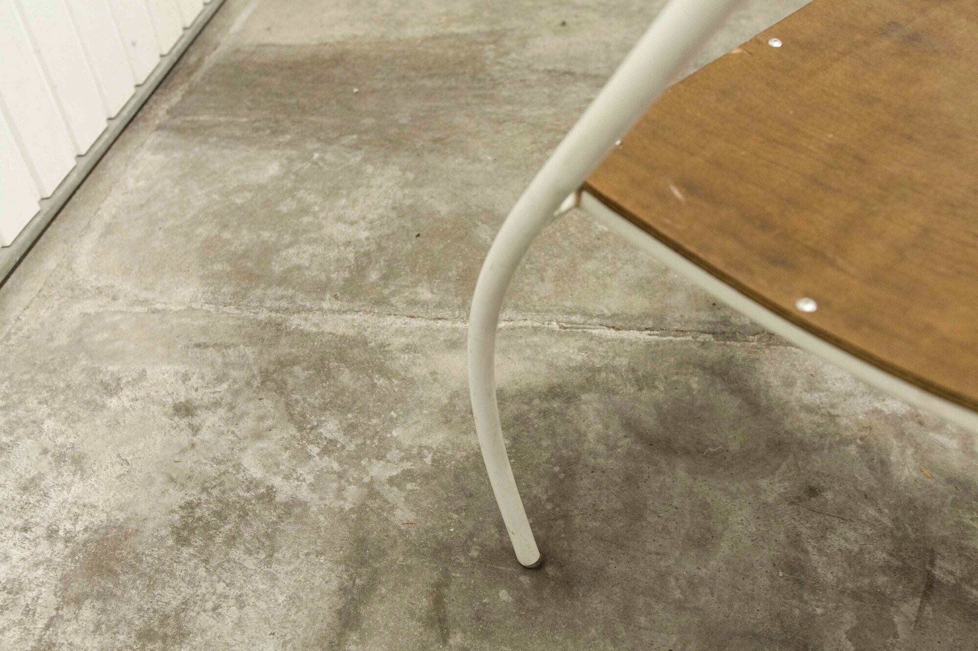 Atypical chair of the 70s metal and wood