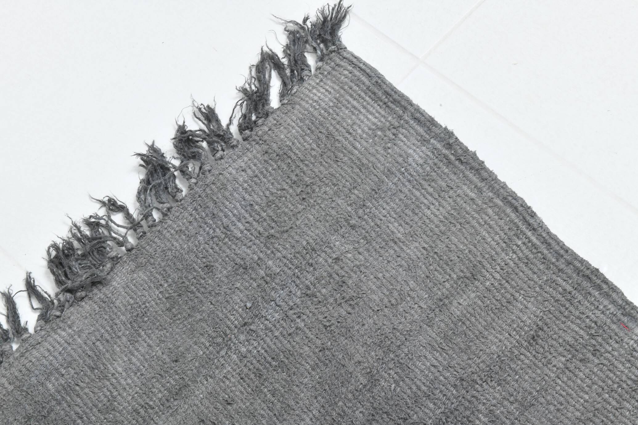 Tapis kilim turc gris et noir de style moderne du milieu du siècle, 190 x 306 cm