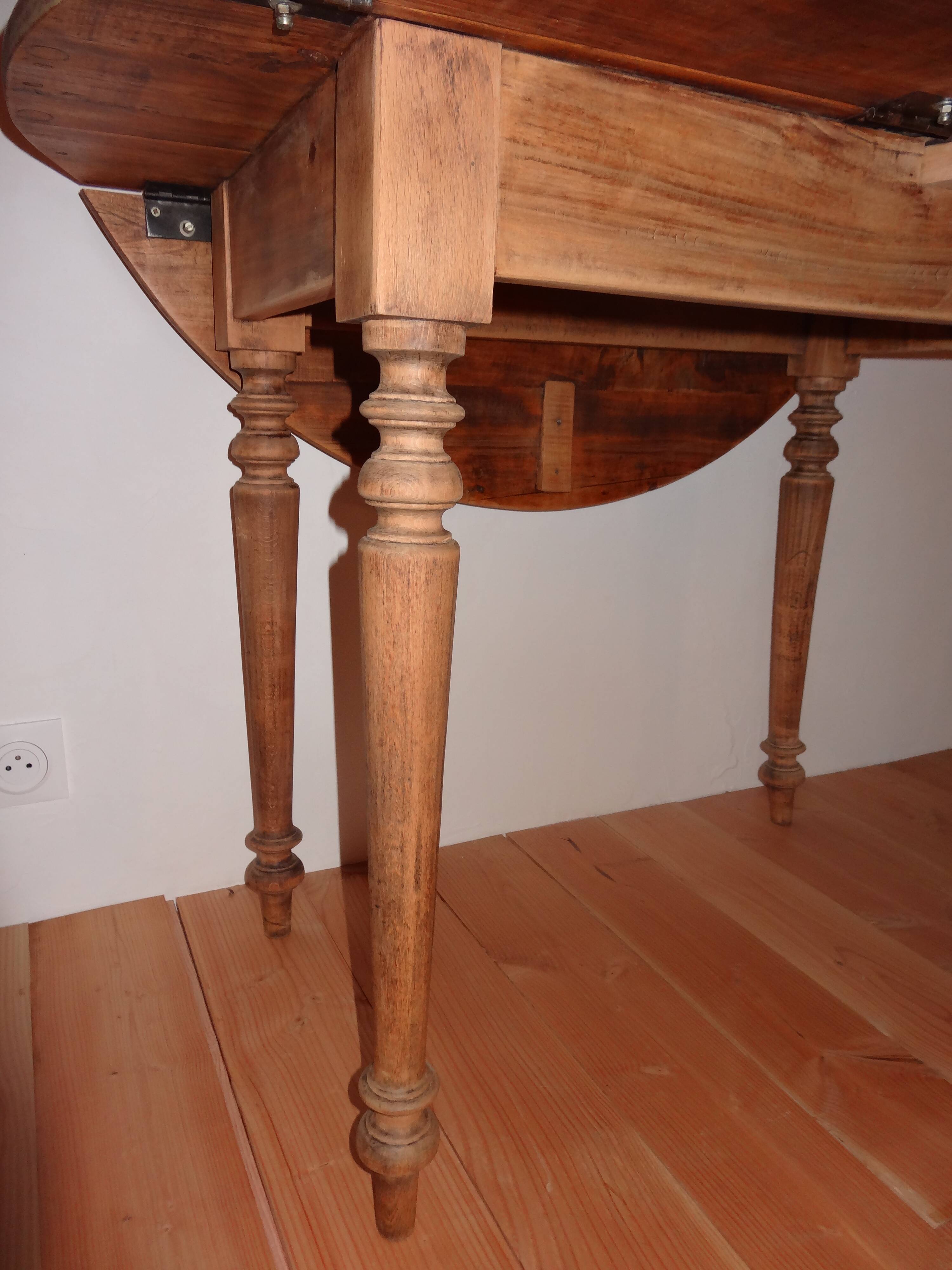 Round table with turned legs