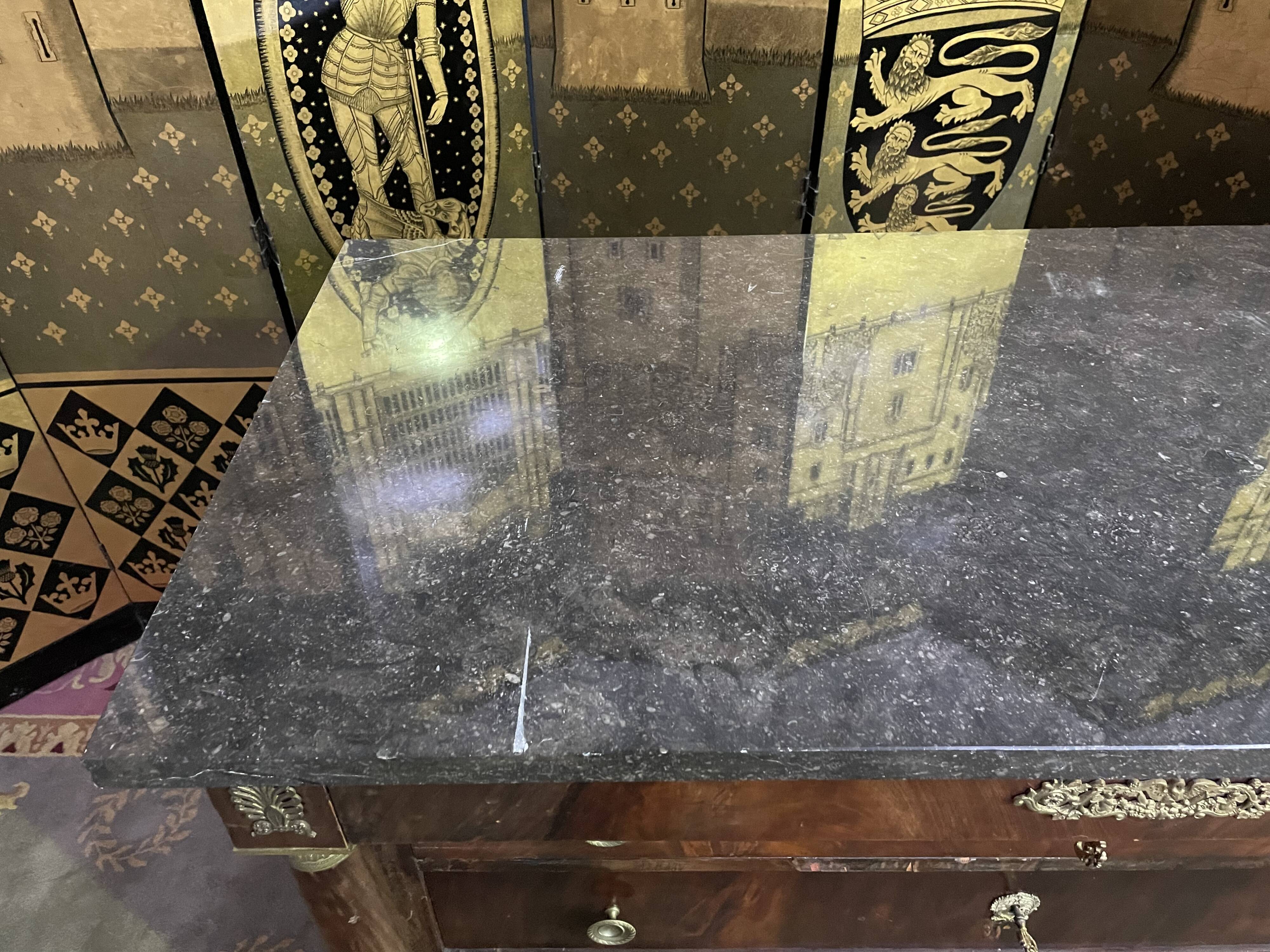 Empire period chest of drawers in mahogany and mahogany veneer