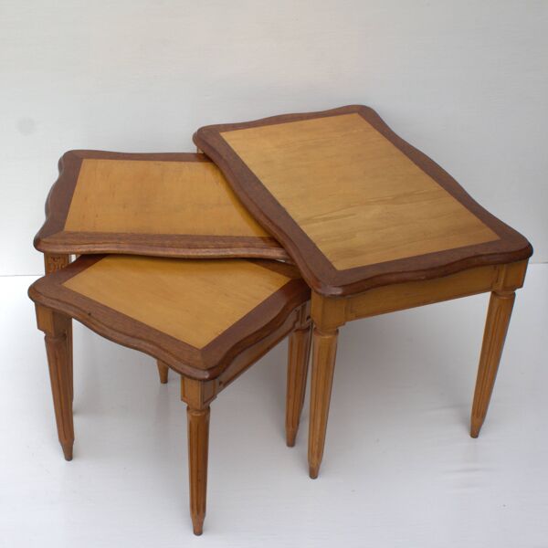 Vieille ensemble mid century ensemble de 3 tables  gigogne