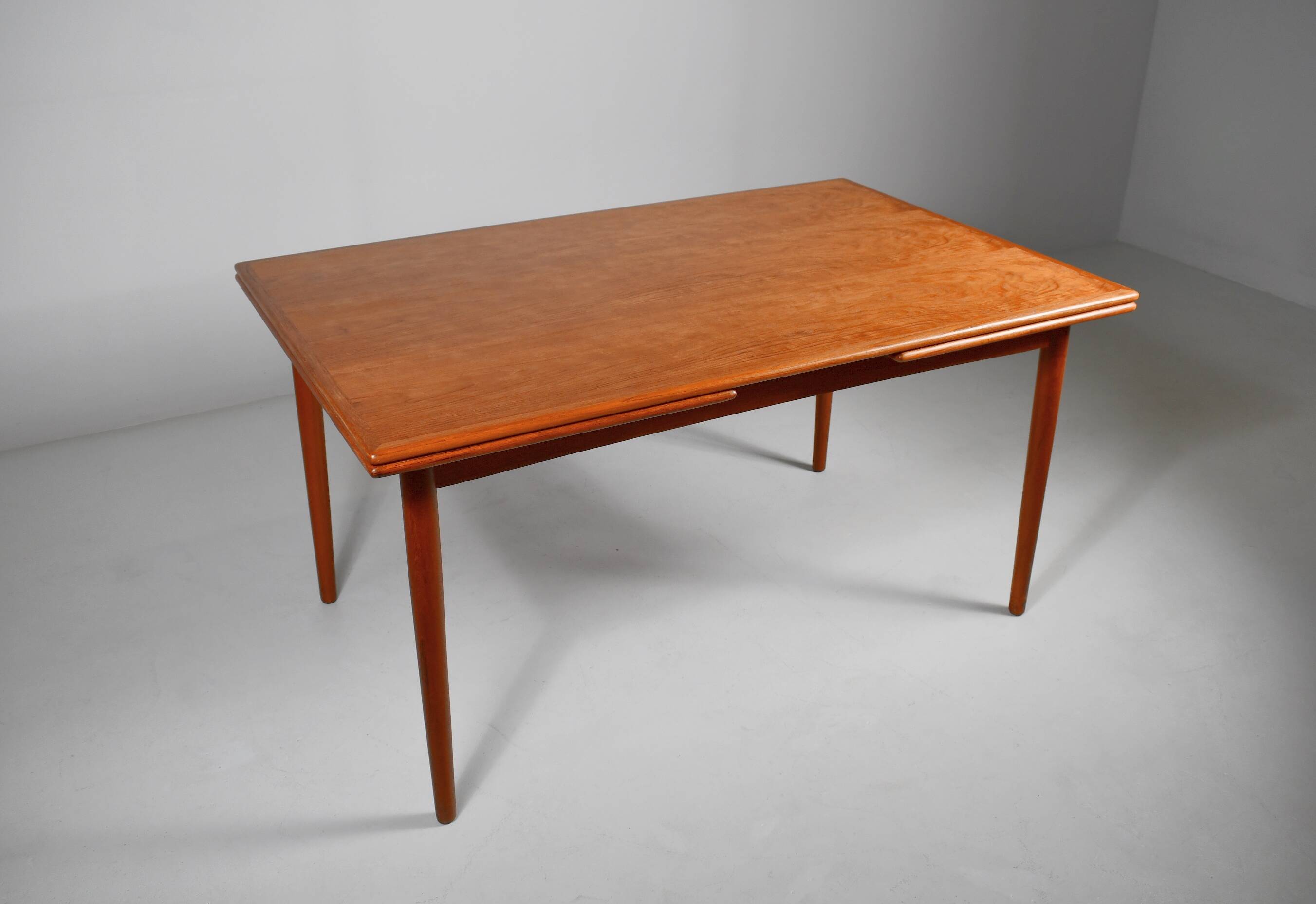 Table à manger en teck par Georg Petersens. Danemark, années 1960.