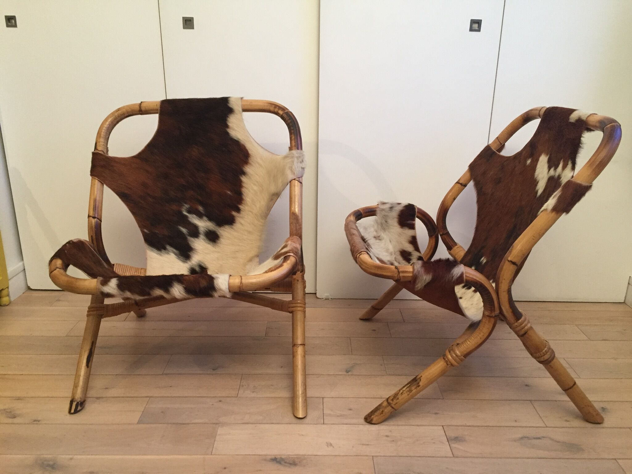 Paire de fauteuils bambou et peau