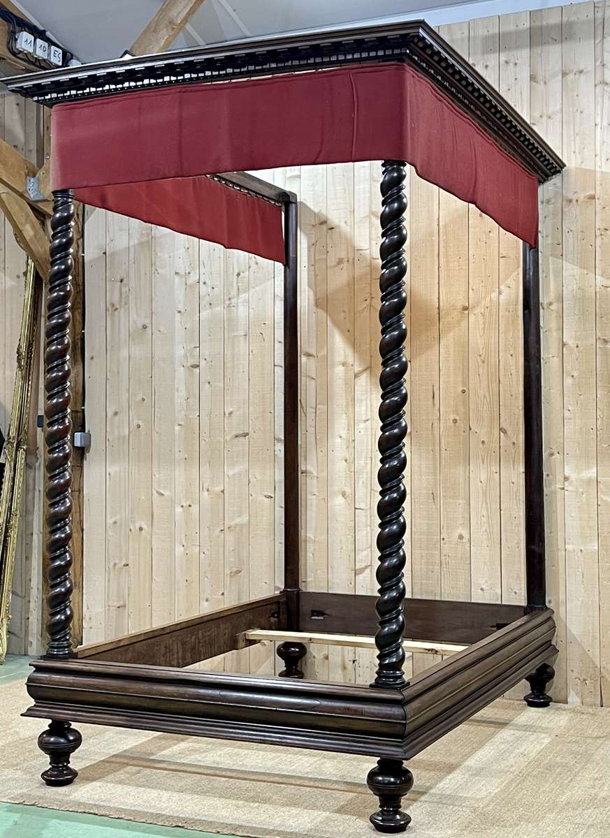 Louis XIII four-poster bed in walnut and poplar