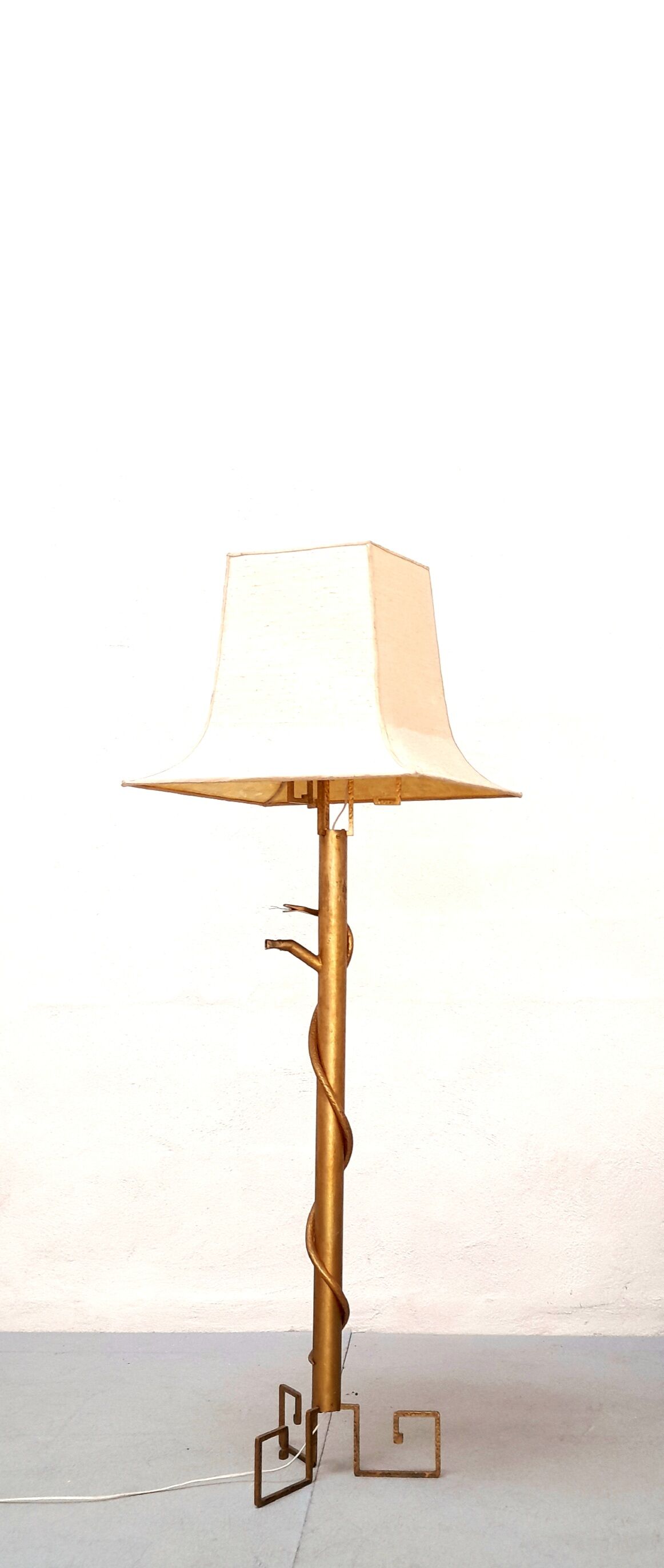Floor lamp in hammered brass and gilded metal with reptilian decoration - Vintage from the 4s to