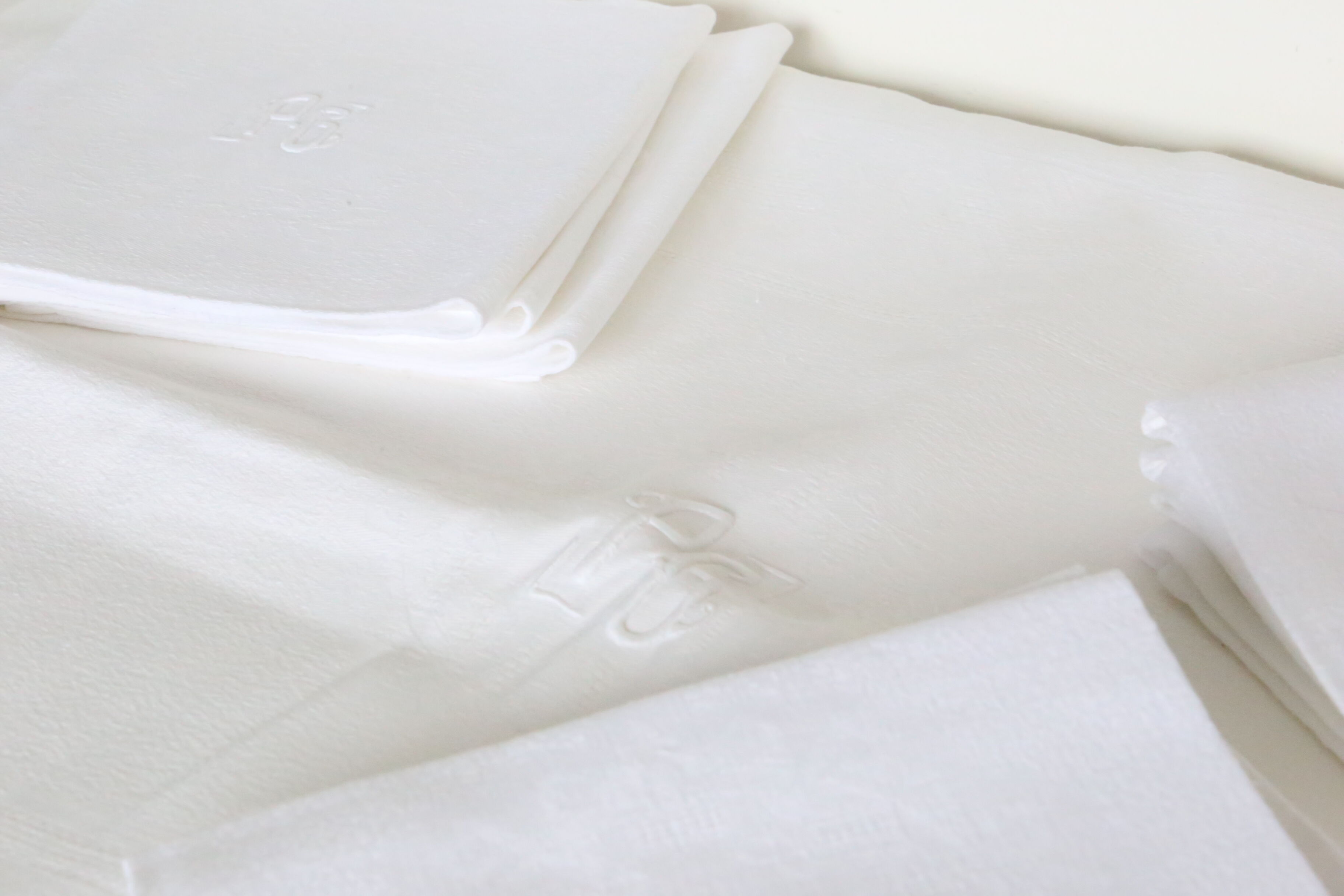 Rectangular damask cotton case and its 11 towels, PG monogram, vintage