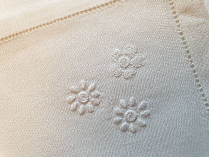 Embroidered tablecloth and 6 embroidered towels