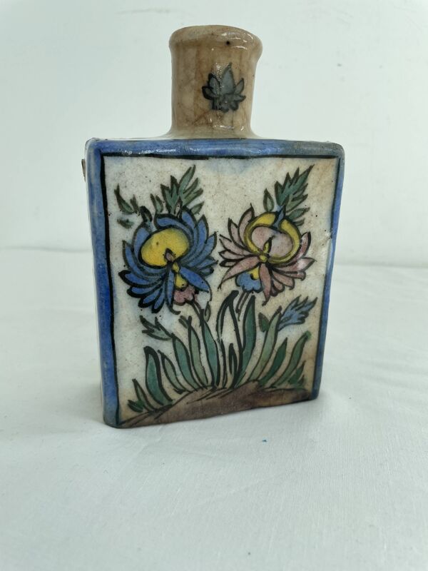 Flacon persan, vase ancien à décor polychrome de fleurs, style Kagjar, céramique ancienne