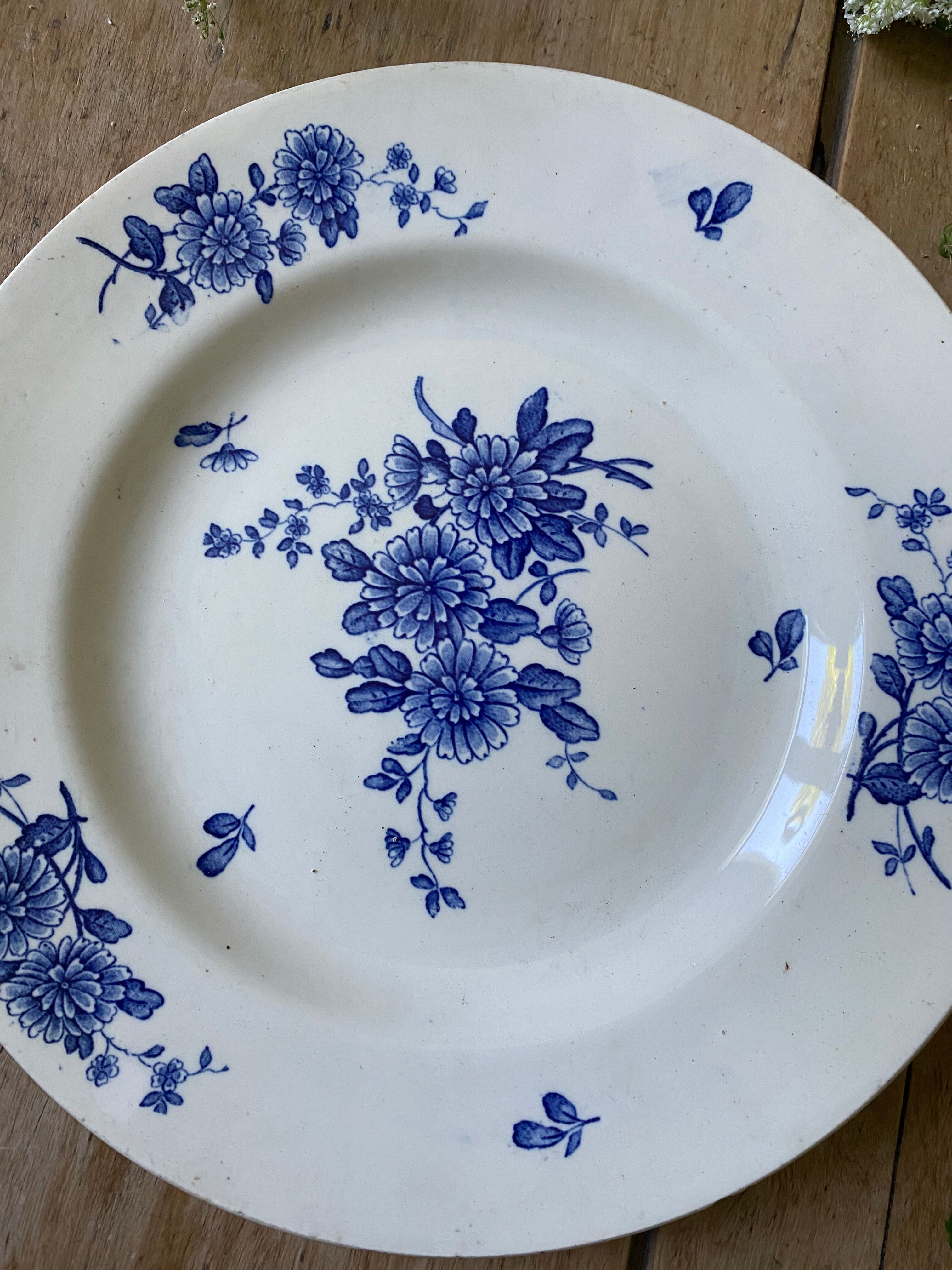Assiette décor floral bleu KG Luneville
