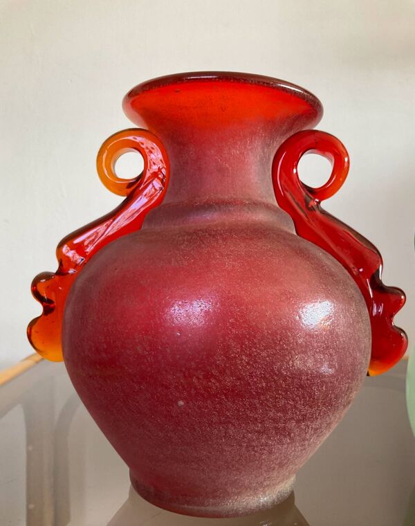 Duo de vases à oreilles vintage en pâte de verre