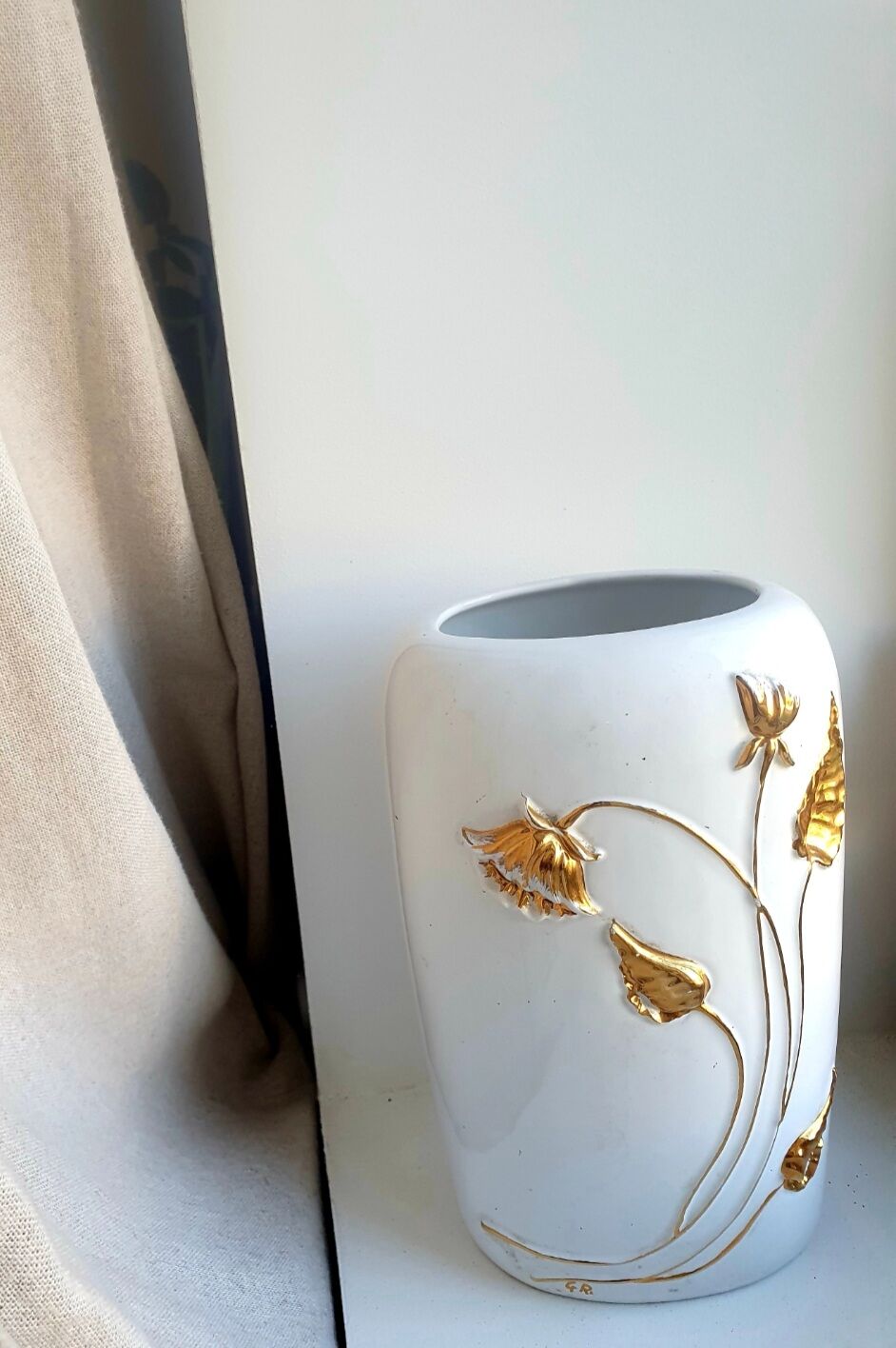Italian vase signed white and gold