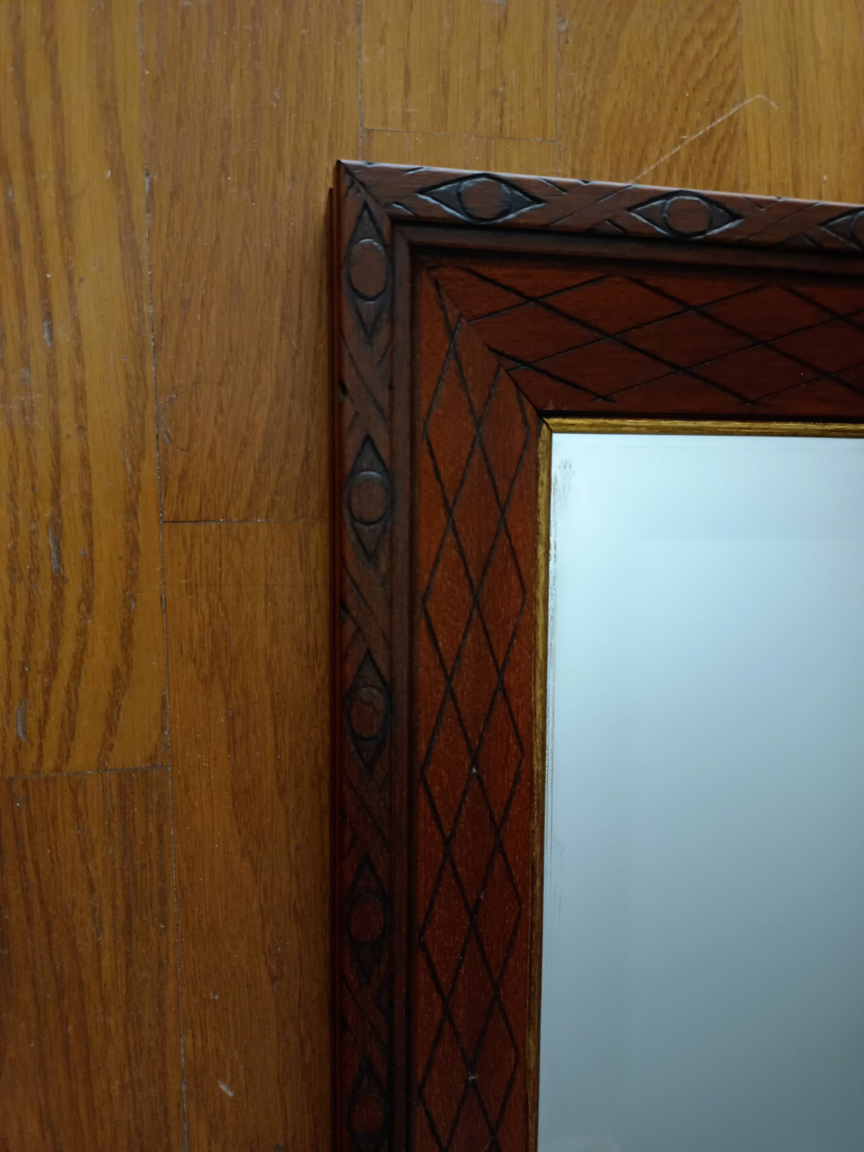 bevelled mirror in carved wood, gold frame. 58x78x3 cm