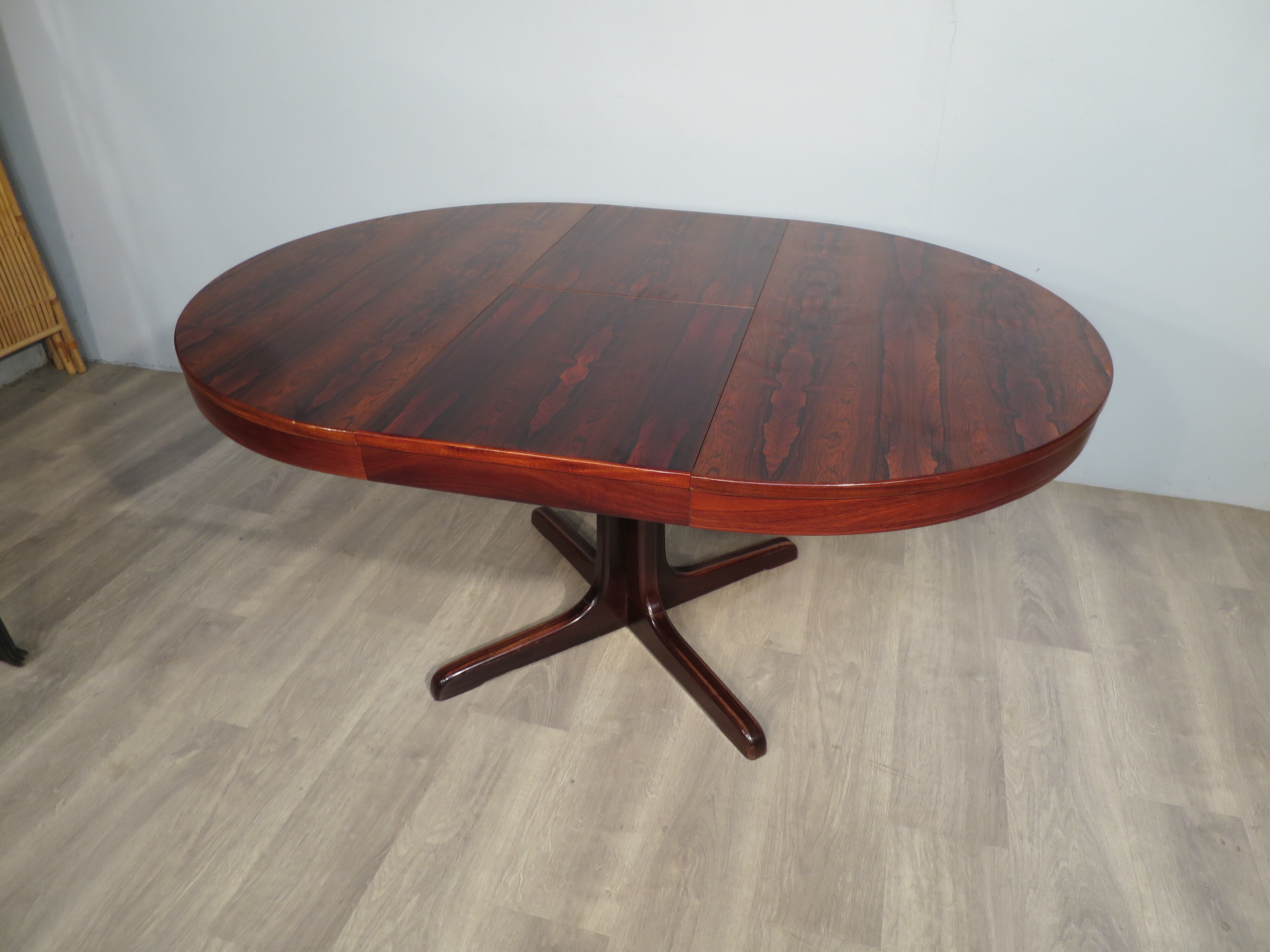Central-footed rosewood round table