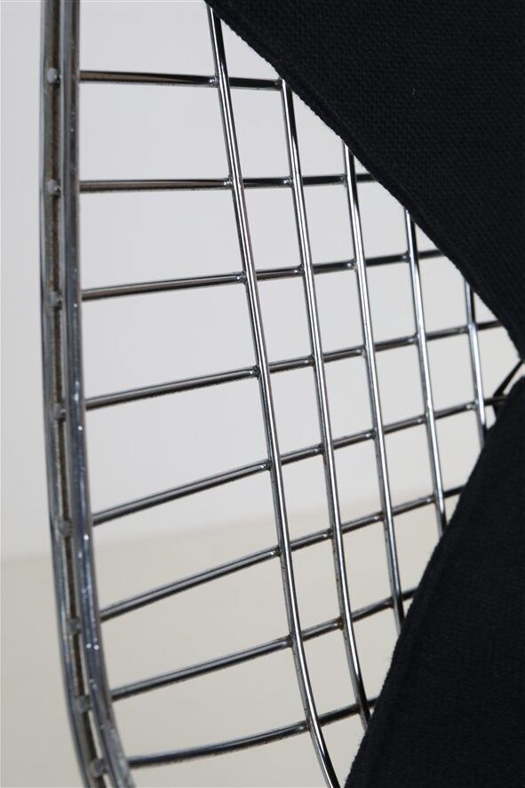 Set of 4 “DKR-2” wire chairs with “Bikini” by Charles & Ray Eames for Herman Miller / Mid-century modern design / 1950s / 1960s