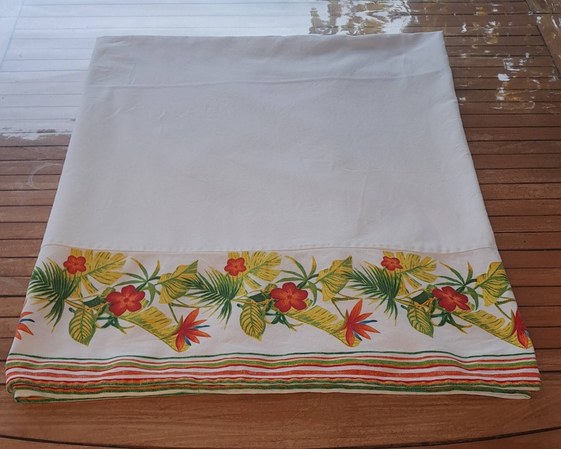 Vintage tablecloth printed with tropical and exotic flowers 235 x 142 cm – Years