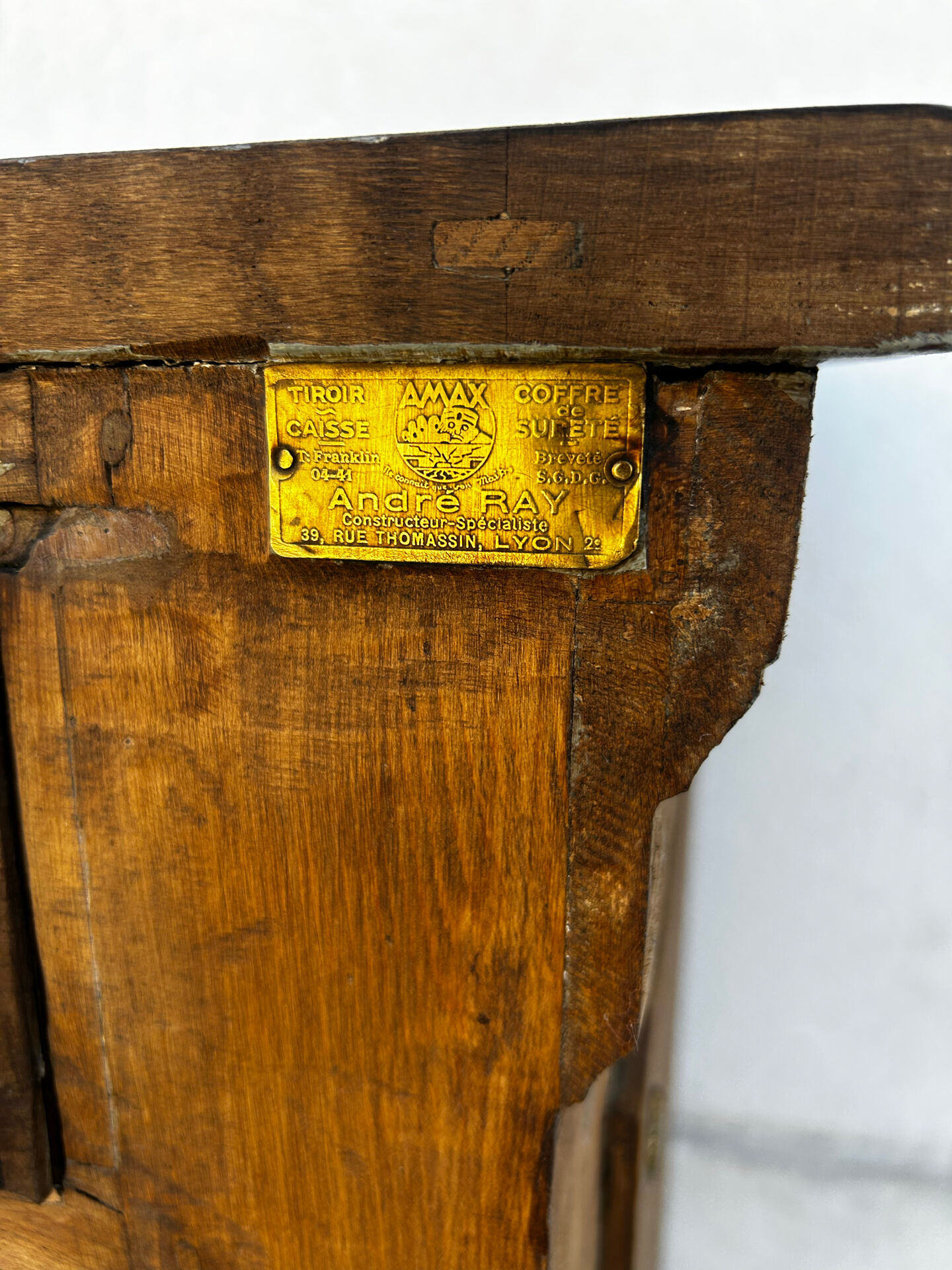 Old trade counter with cash register AMAX André Ray – Lyon