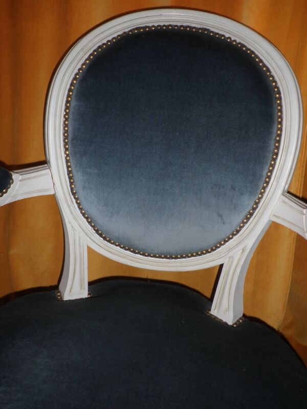 Paire de fauteuils louis XVI à dossiers médaillons
