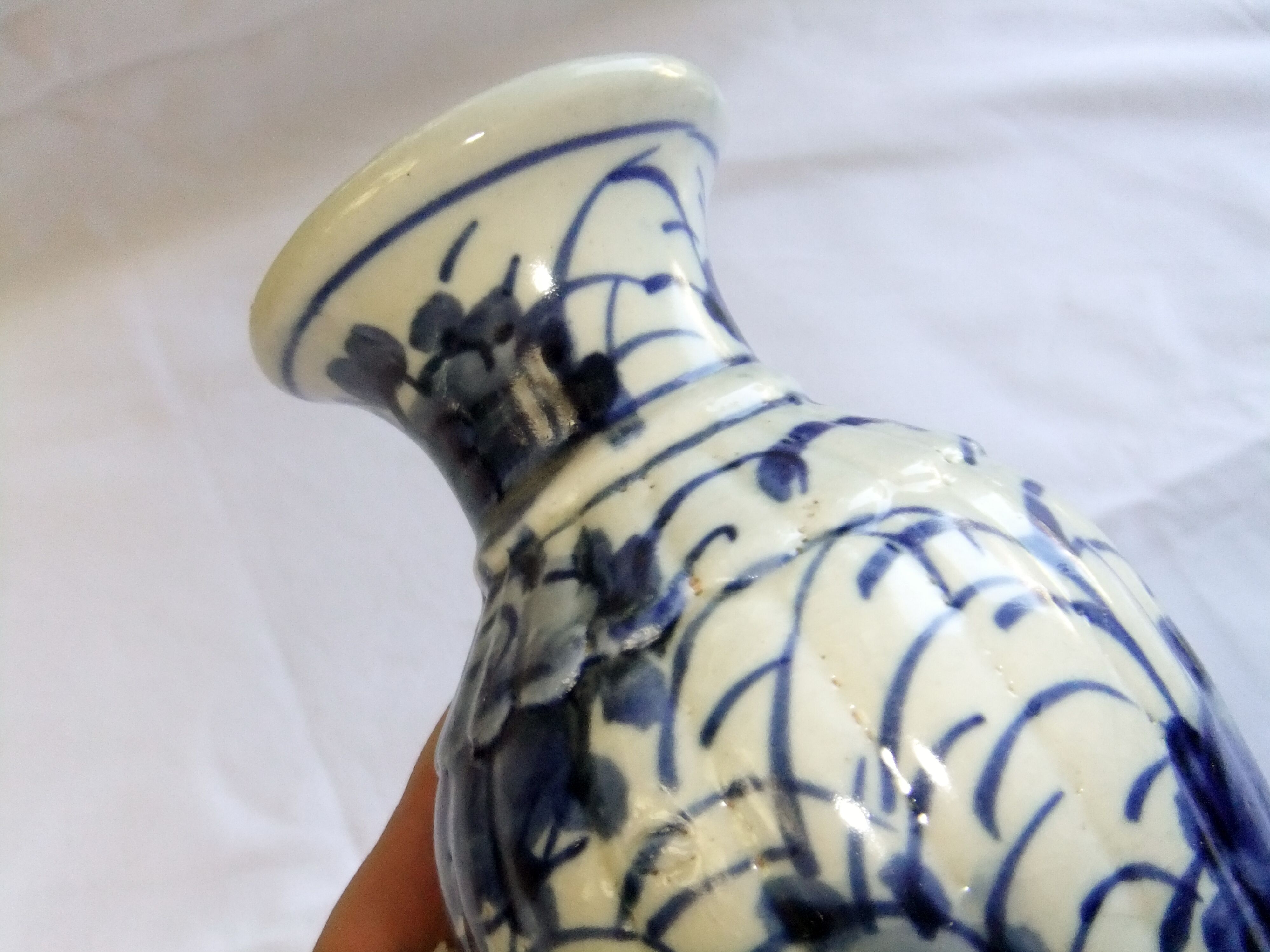 Vase chinois ancien céramique décor de fleurs blanc bleu