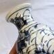 Vase chinois ancien céramique décor de fleurs blanc bleu