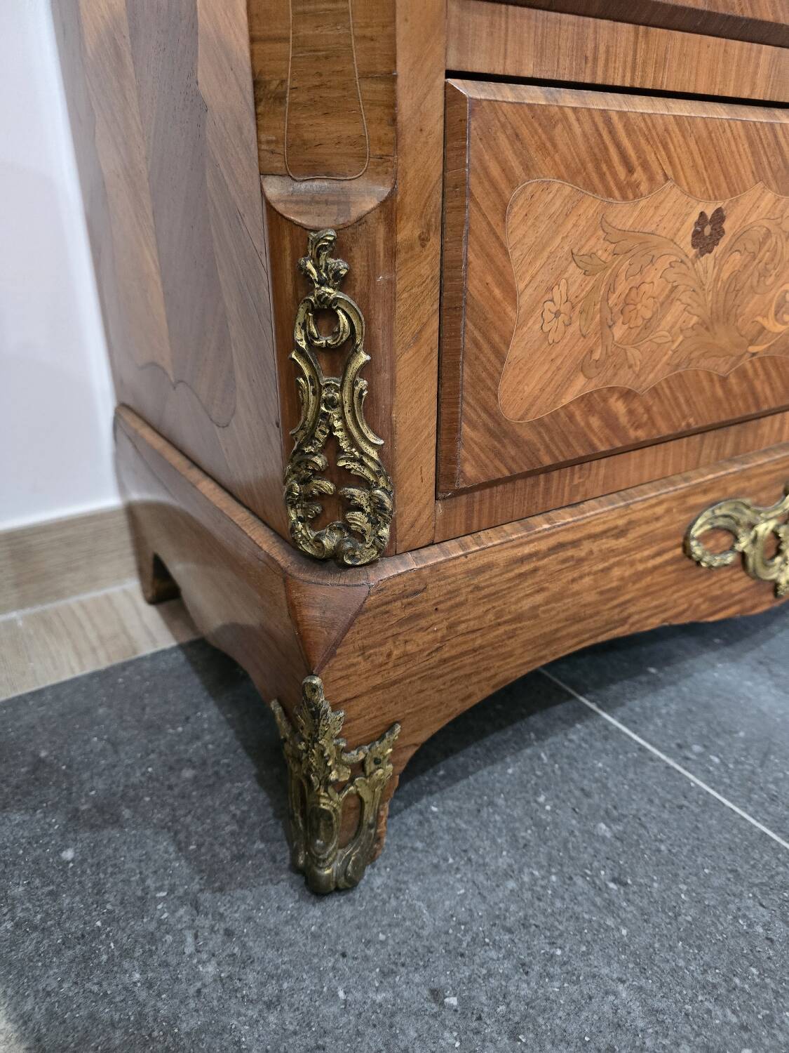 Louis XV chest of drawers in marquetry and gilded bronze - Marble top