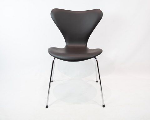 Seven chair, model 3107, designed by arne jacobsen and manufactured by fritz hansen.