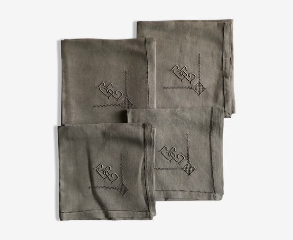 Lot de quatre serviettes anciennes en pur fil de lin brodées et monogrammées teintées en greige