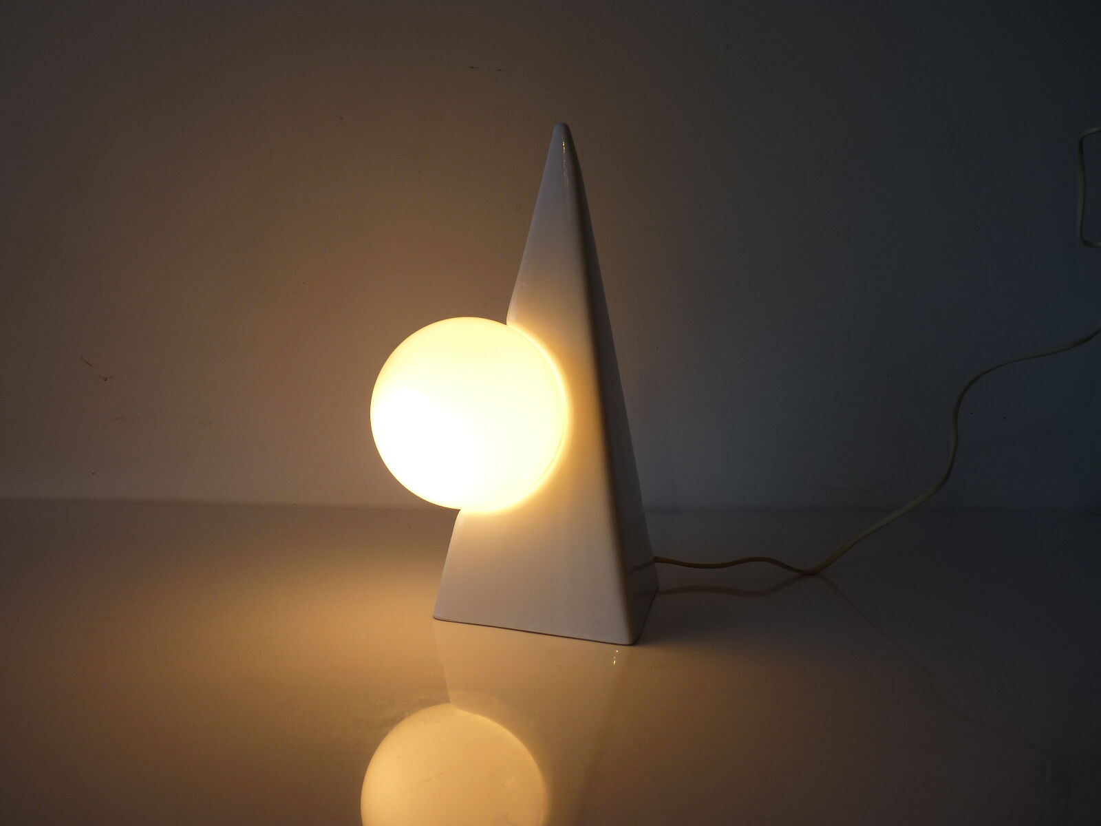 White ceramic piramid table lamp