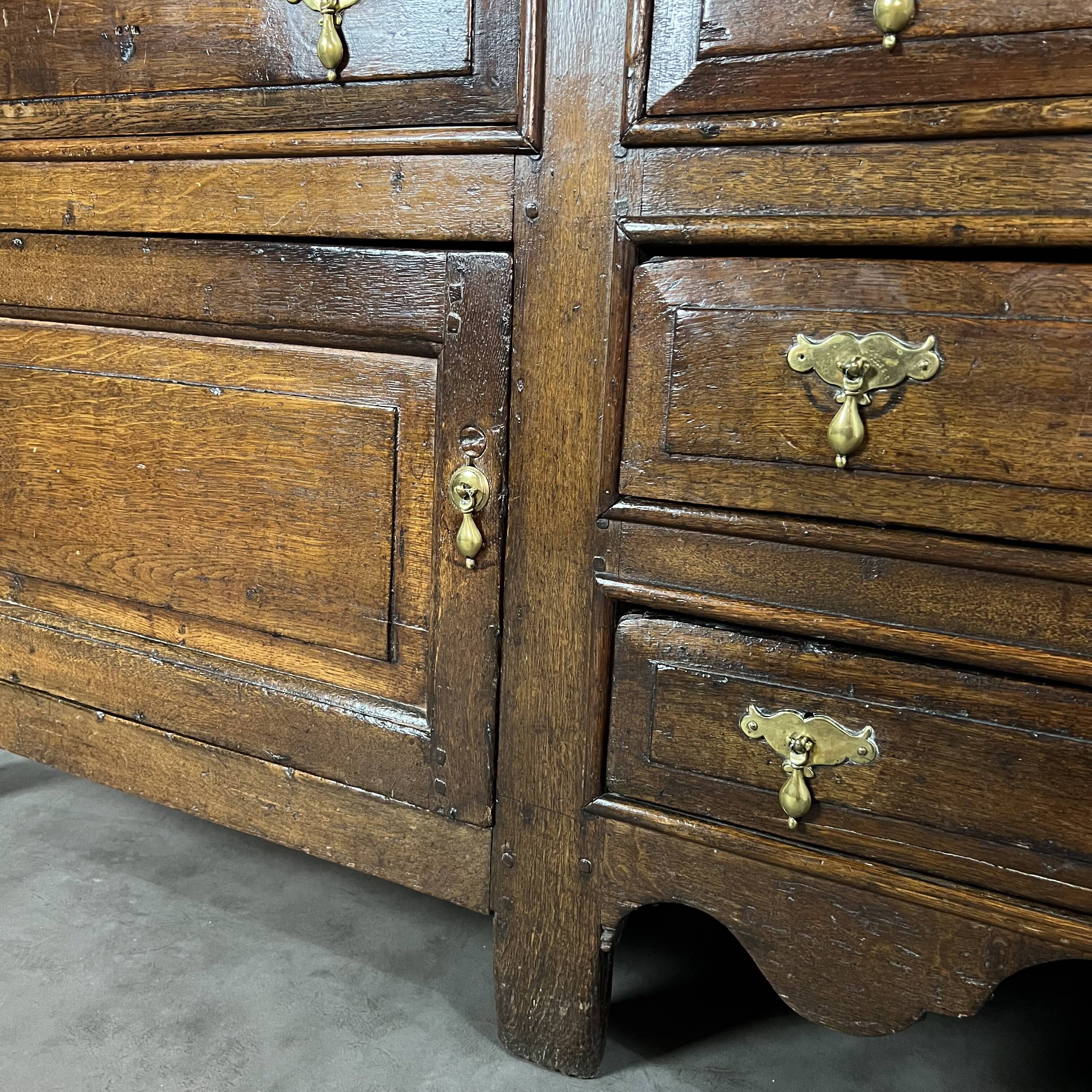 Large English sideboard, dresser, solid oak buffet George II 18th century.